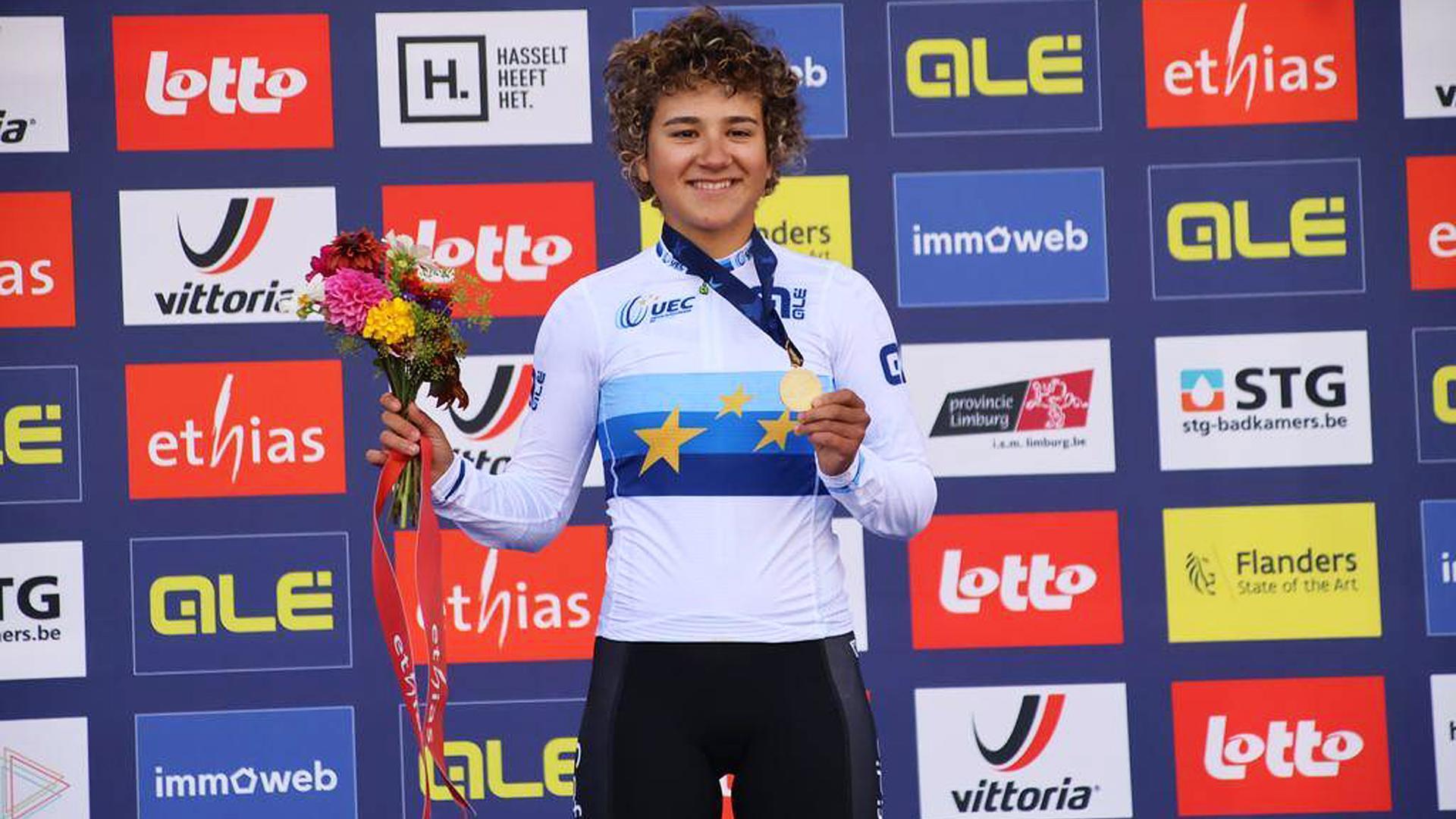 Paula Ostiz, con el maillot que acredita como campeona de Europa y la medalla de oro, en Limburg