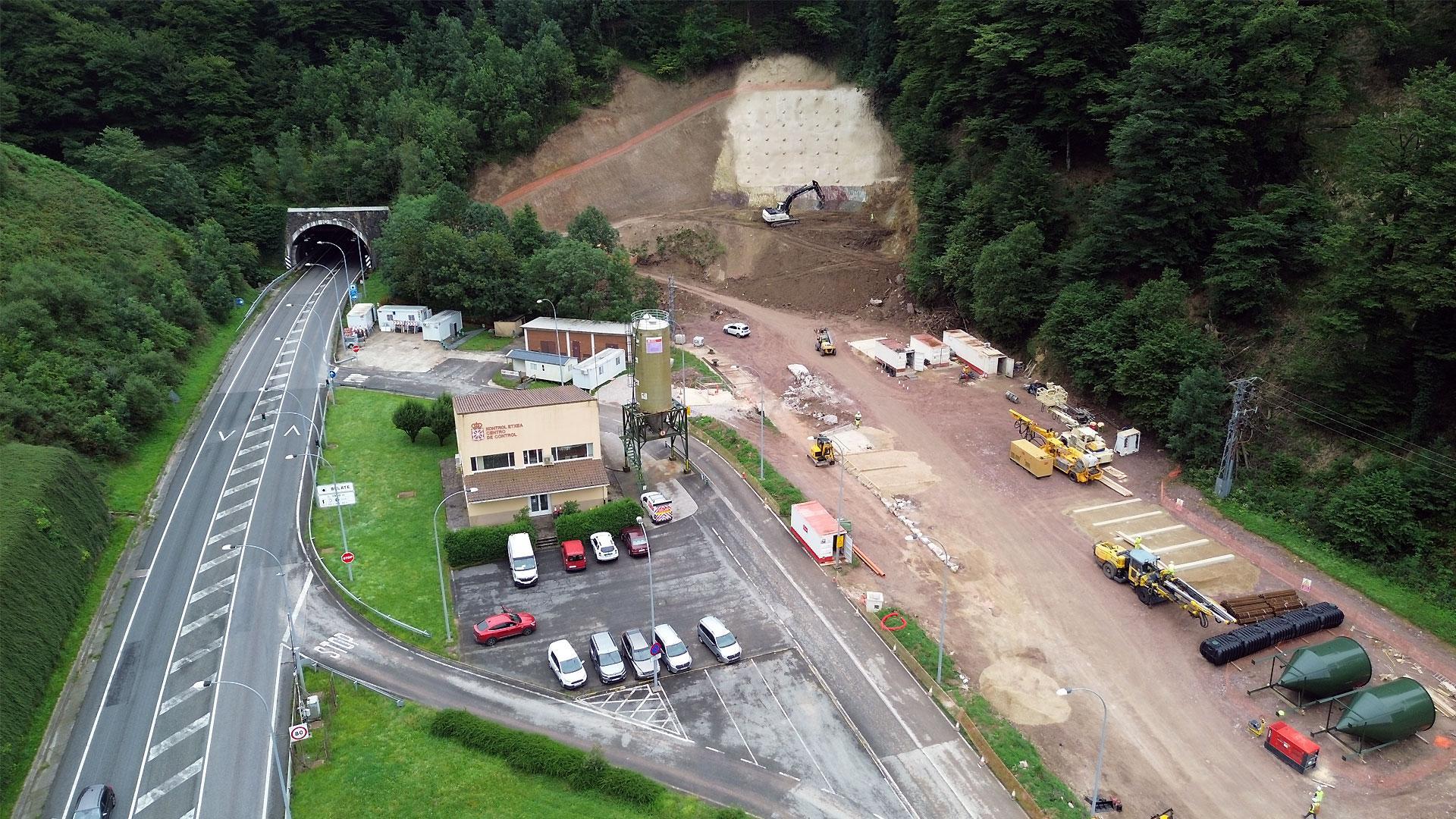 Vista de las obras para duplicar los túneles de Belate, en la N121-A