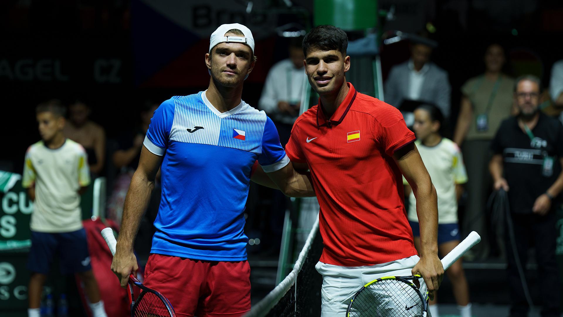 El checo Tomas Machac junto a Carlos Alcaraz antes de iniciar el choque de Copa Davis