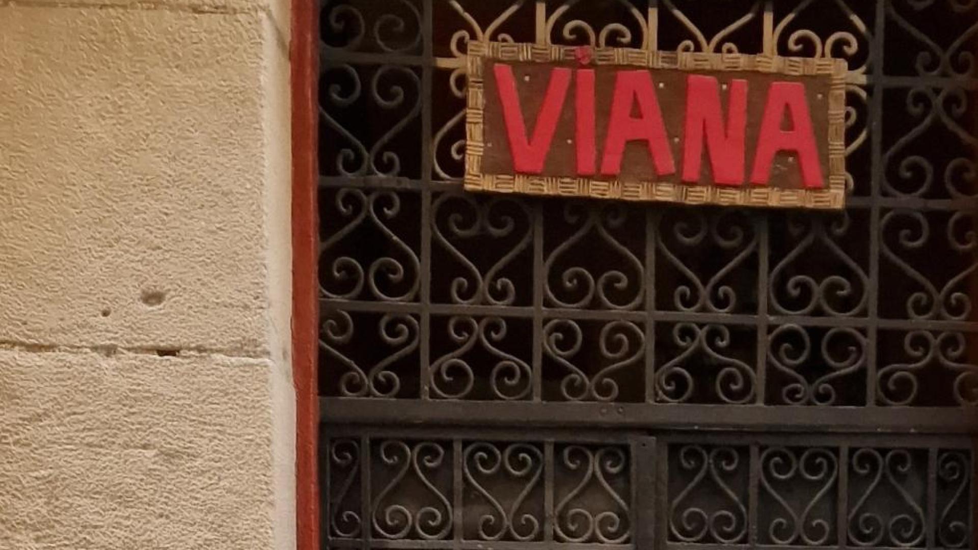 John Kelly, en una imagen reciente junto al bar Viana
