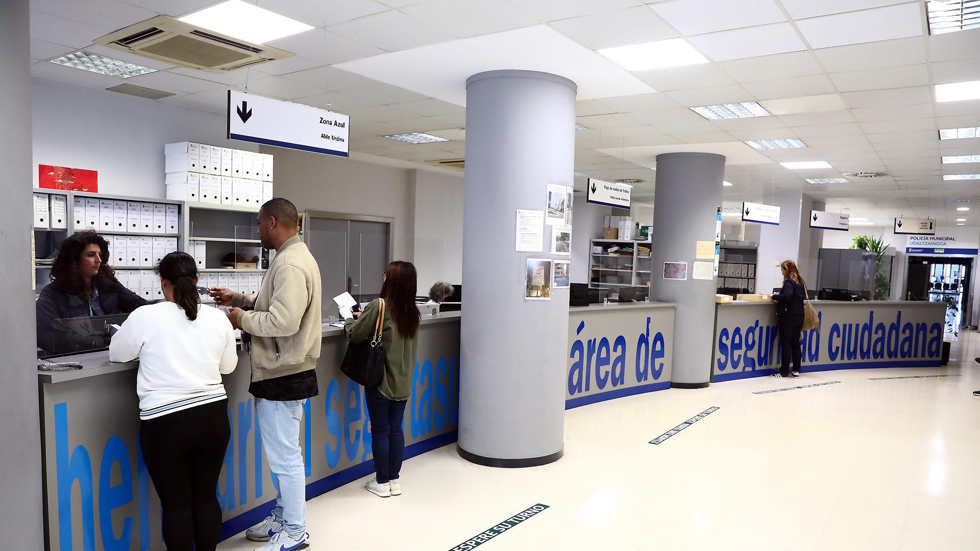 Varias personas, este jueves en el interior de la oficina de atención ciudadana en el edificio de la Policía Municipal de Pamplona