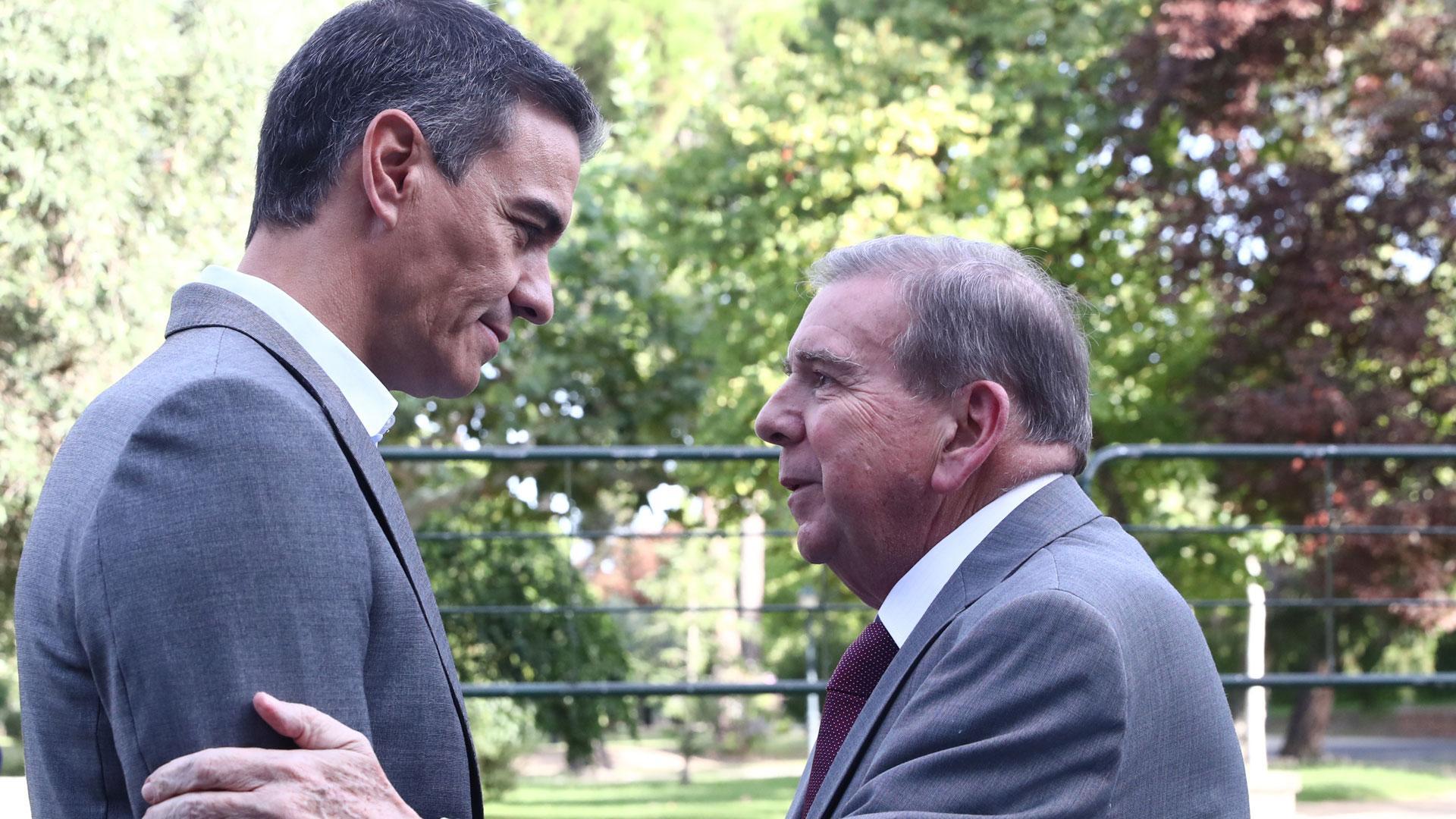 El presidente del Gobierno, Pedro Sánchez, recibe al candidato opositor venezolano Edmundo González en el Palacio de la Moncloa