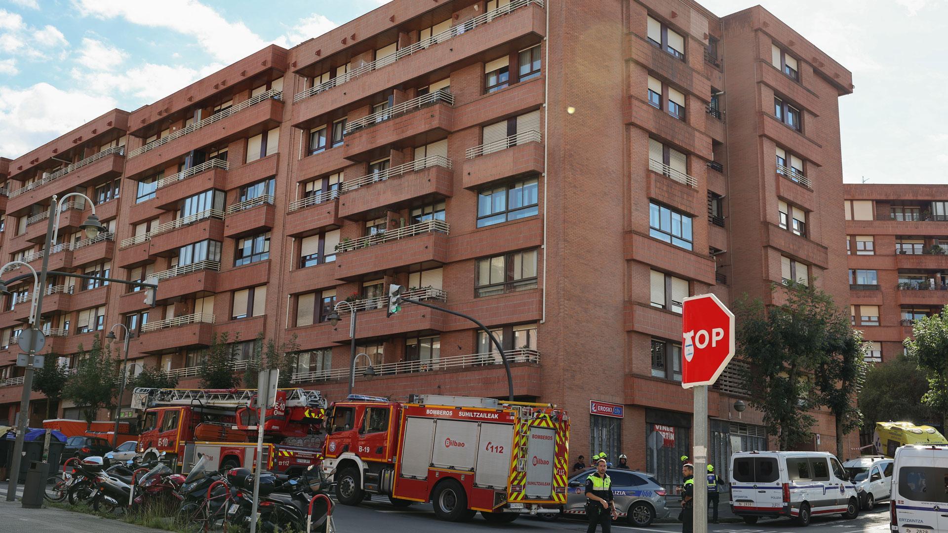 Un hombre atrincherado en el domicilio familiar en Bilbao amenaza con suicidarse arrojándose por la ventana tras haber herido este viernes a sus padres con un cuchillo