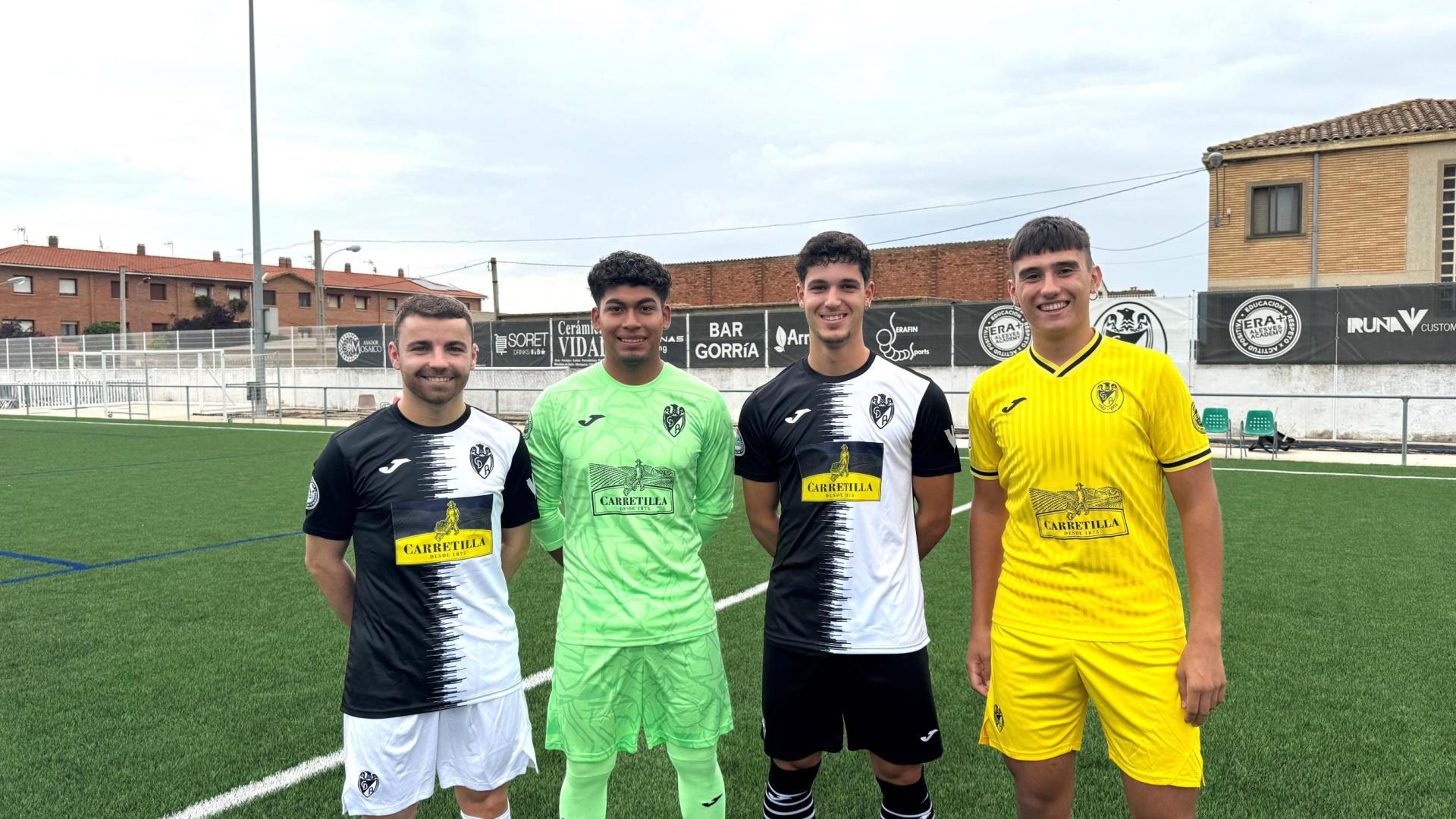 Varios jugadores del CD Alesves de fútbol, con las camisetas donde aparece la imagen de la marca Carretilla