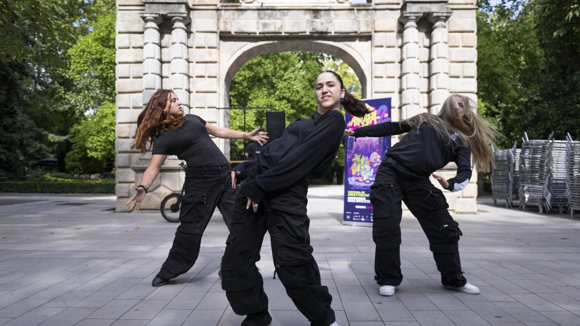 Carla Izquierdo (centro), Maite Goñi y Naiara Chamorro (dcha.), de Taupadak Dance Studio, ayer en la presentación del festival en el Bosquecillo.