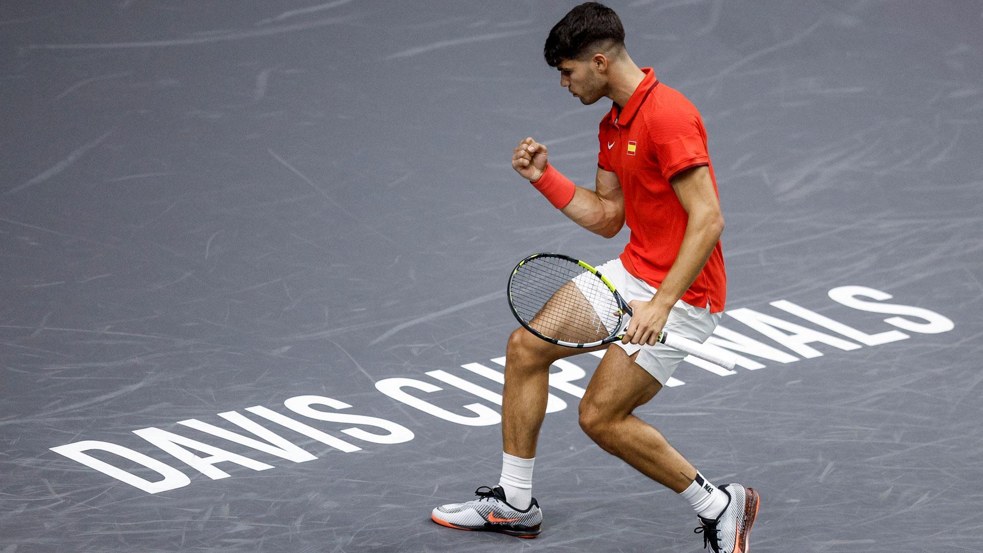 El jugador de la selección española, Carlos Alcaraz, celebra un punto durante su partido ante el jugador de Francia, Ugo Humbert, en la cuarta jornada del Grupo B de las Finales de la Copa Davis