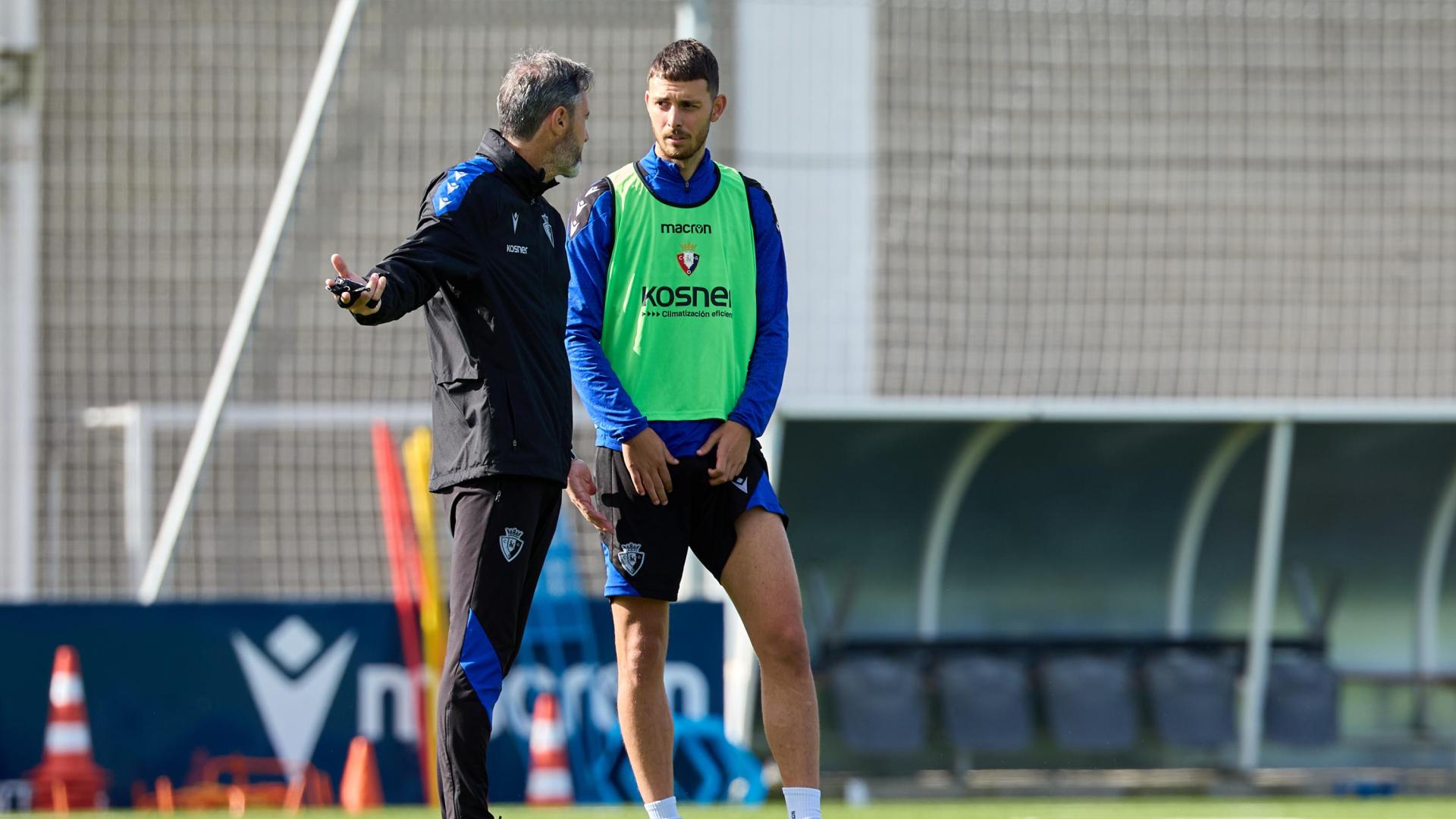 A: J.P. Urdíroz
F: 13-09-2024
P: Vicente Moreno, Raúl García de Haro
L: Pamplona. Instalaciones del C.A. Osasuna en Tajonar.
T: Fútbol. Entrenamiento del primer equipo.