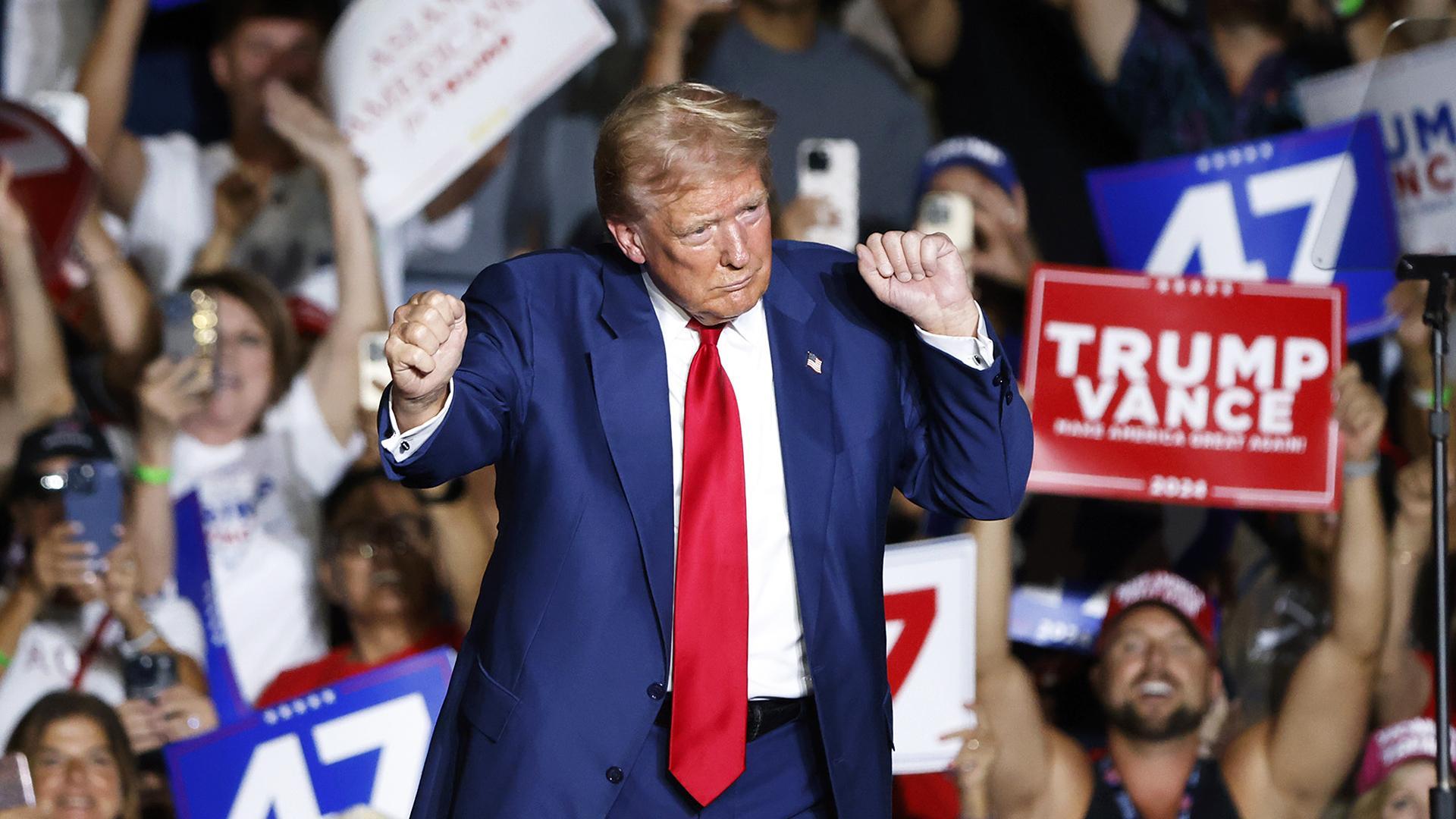 El expresidente Donald Trump baila durante un acto en el  World Market Center en Las Vegas