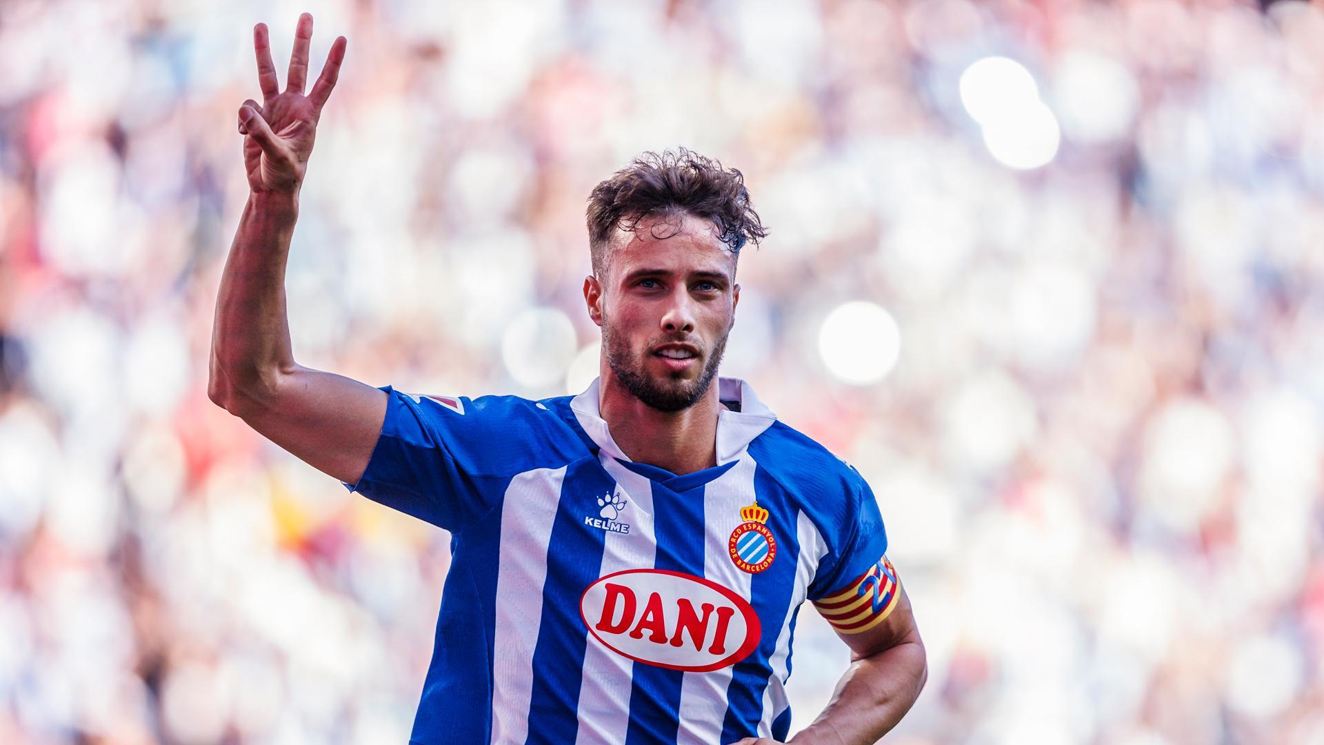 Javi Puado celebra sus tres tantos frente al Alavés