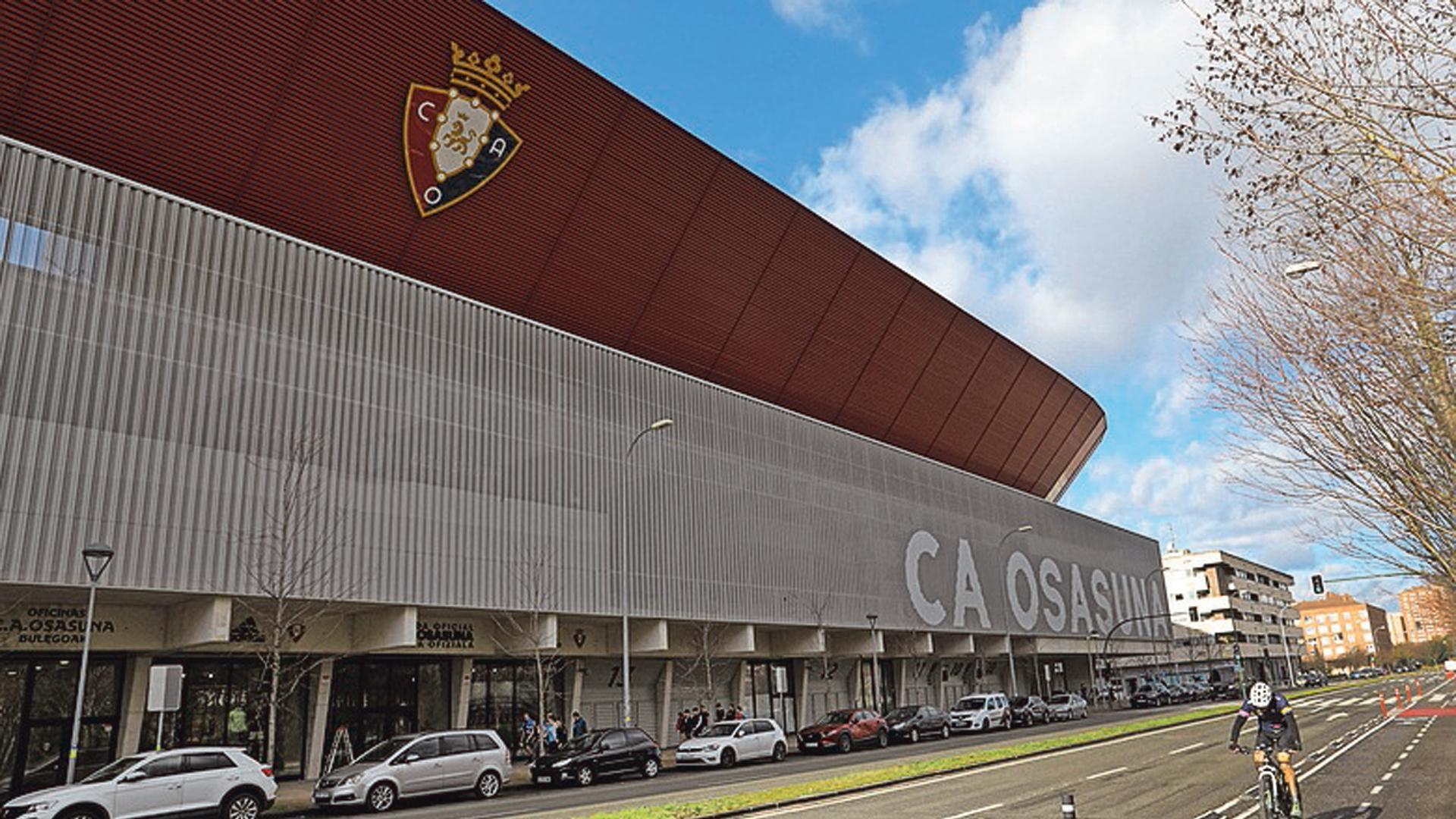Aledaños del estadio, donde aparcan decenas de ciudadanos