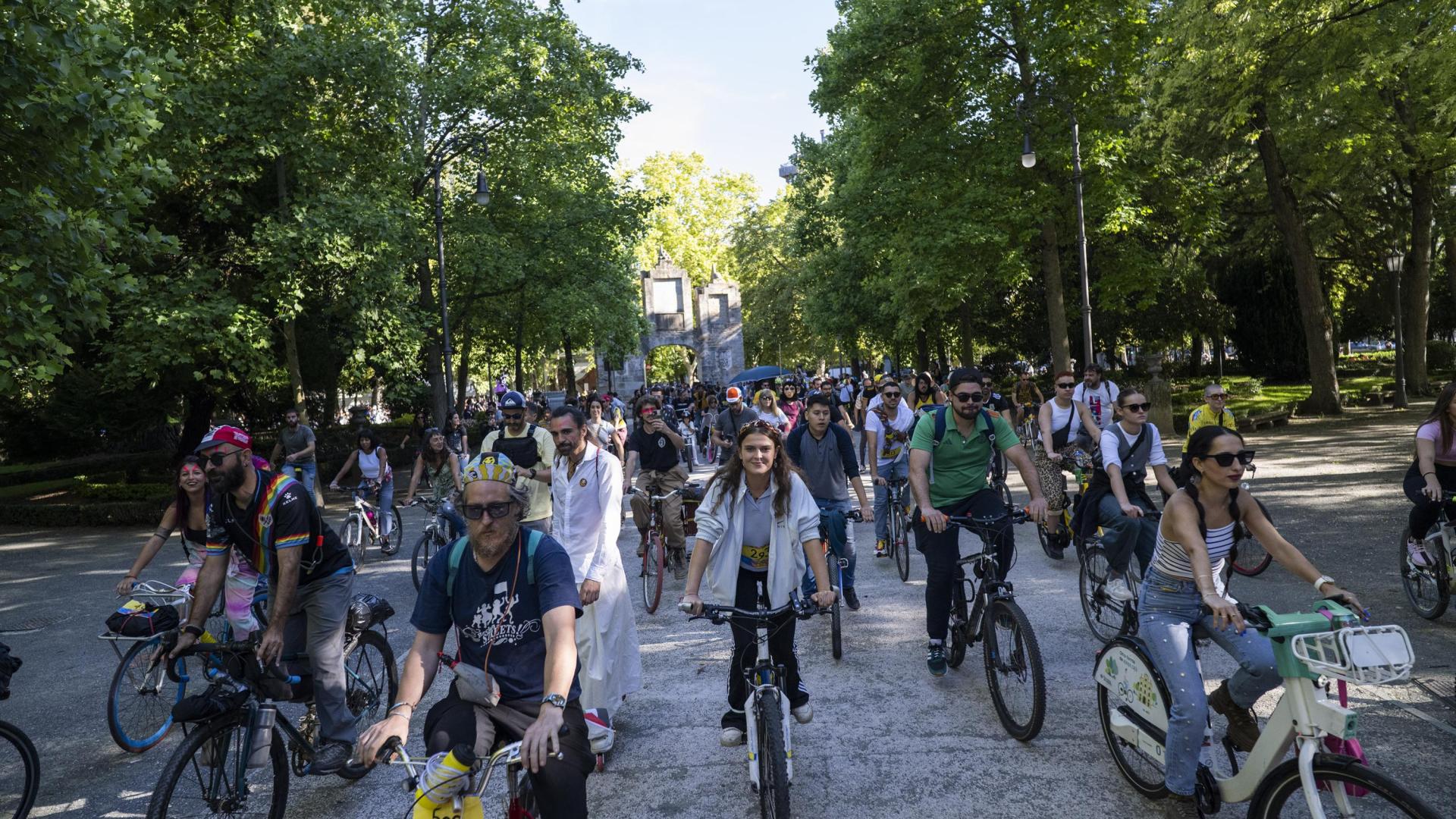 Organizada por el colectivo Marabiyak y celebrada este sábado en Pamplona, reunió en su arranque en el Bosquecillo a cientos de participantes con ganas de pasarlo bien y de recorrer la ciudad en bici