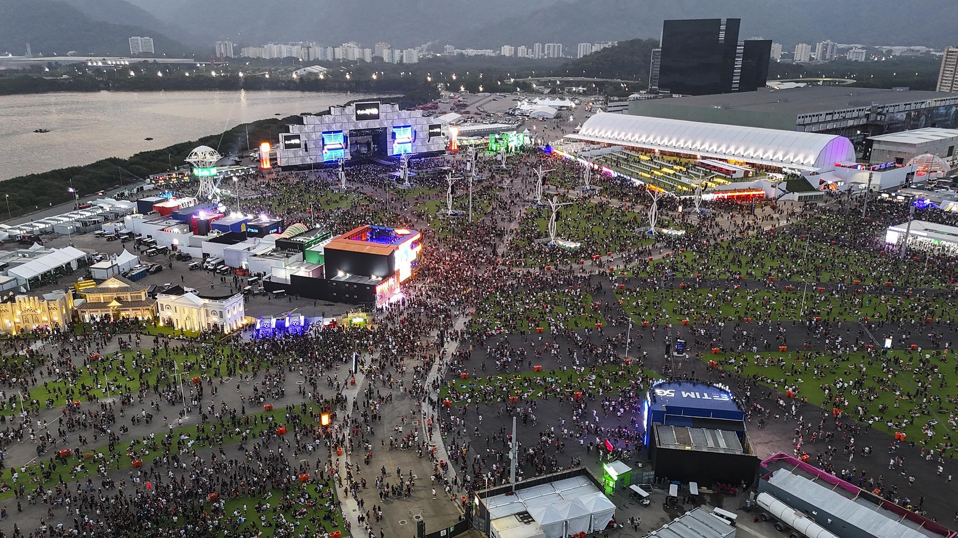 Vista aérea de la 'Ciudad del Rock' en el segundo día del certamen