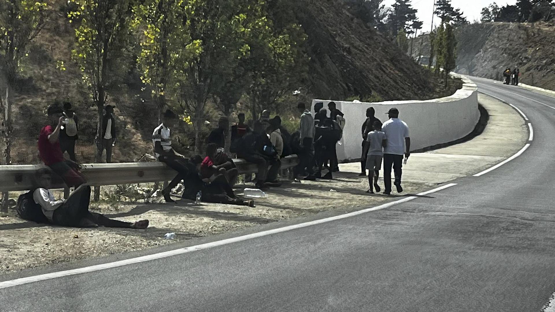 Decenas de personas se congregan en un monte cercano a la frontera con Ceuta