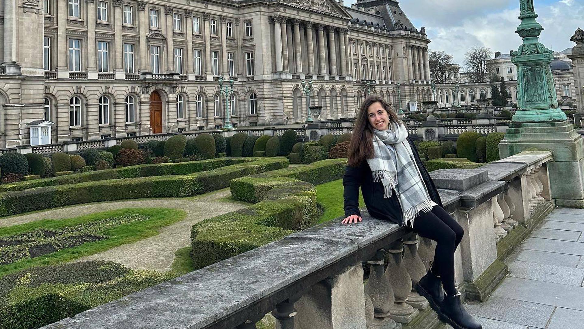 La joven pamplonesa Nerea Pérez del Barrio, ante el Palacio Real de Bruselas
