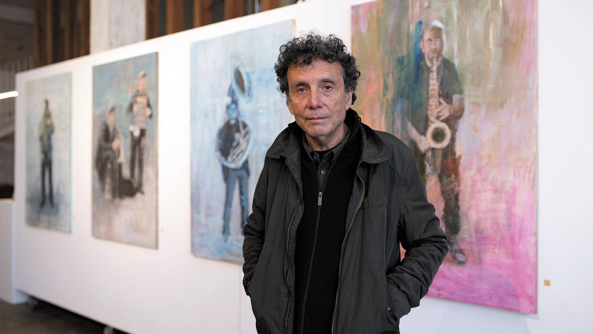 Xabier Celestino, junto a varias obras de gran formato creadas en torno a la figura de un instrumentista