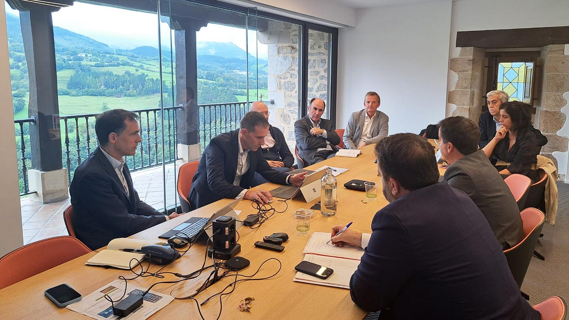 Un momento del encuentro entre la delegación navarra y representantes de la Corporación MONDRAGON