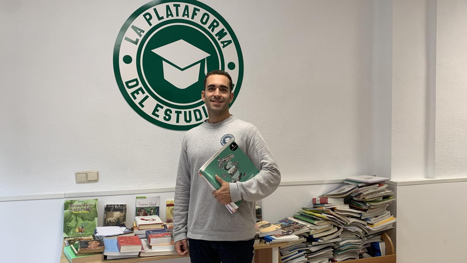 Ángel Alonso, responsable de Plataforma del Estudiante, en la calle Monasterio de Irache