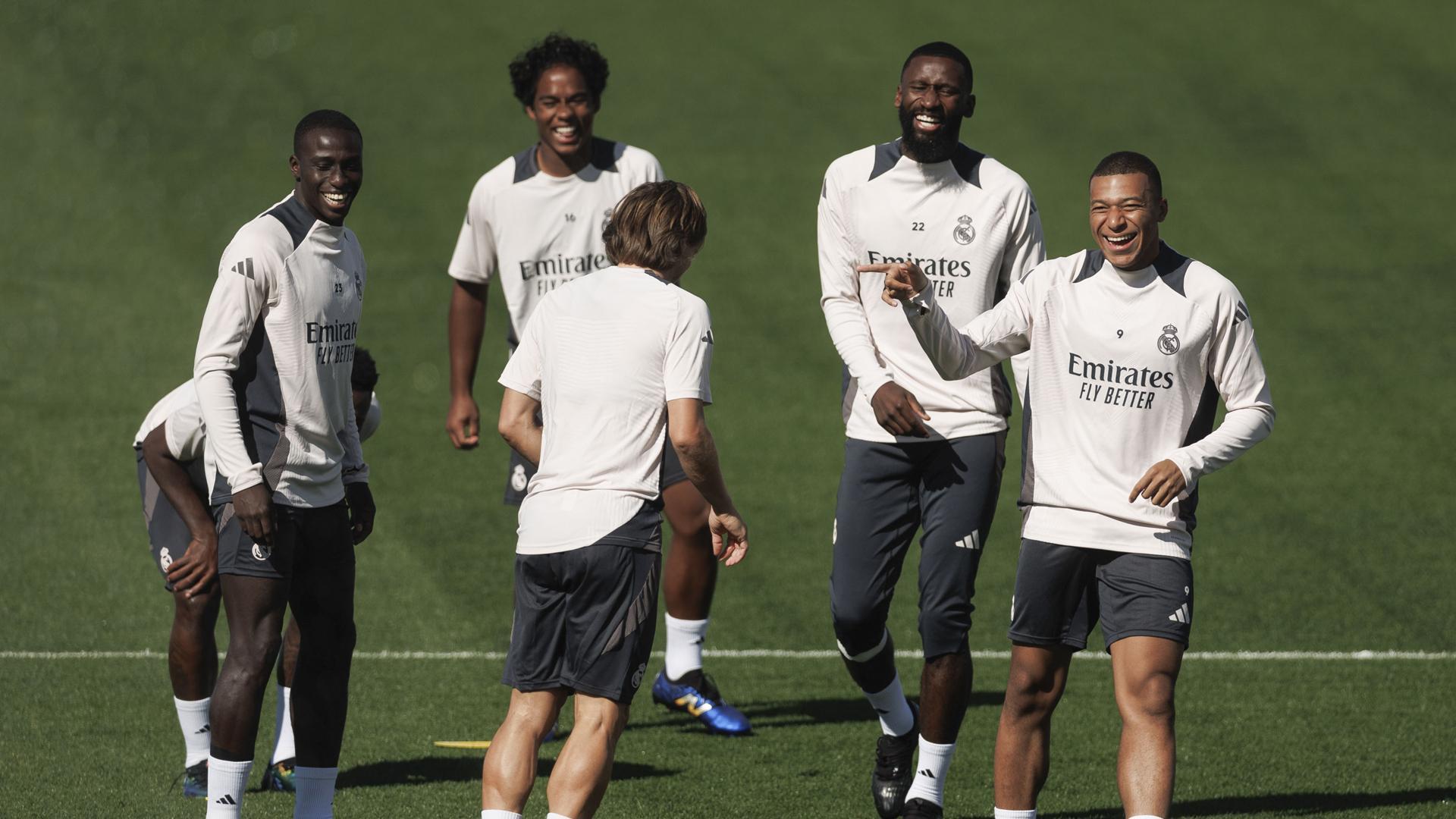Buen ambiente en los jugadores del Real Madrid en el entrenamiento de este lunes en Valdebebas