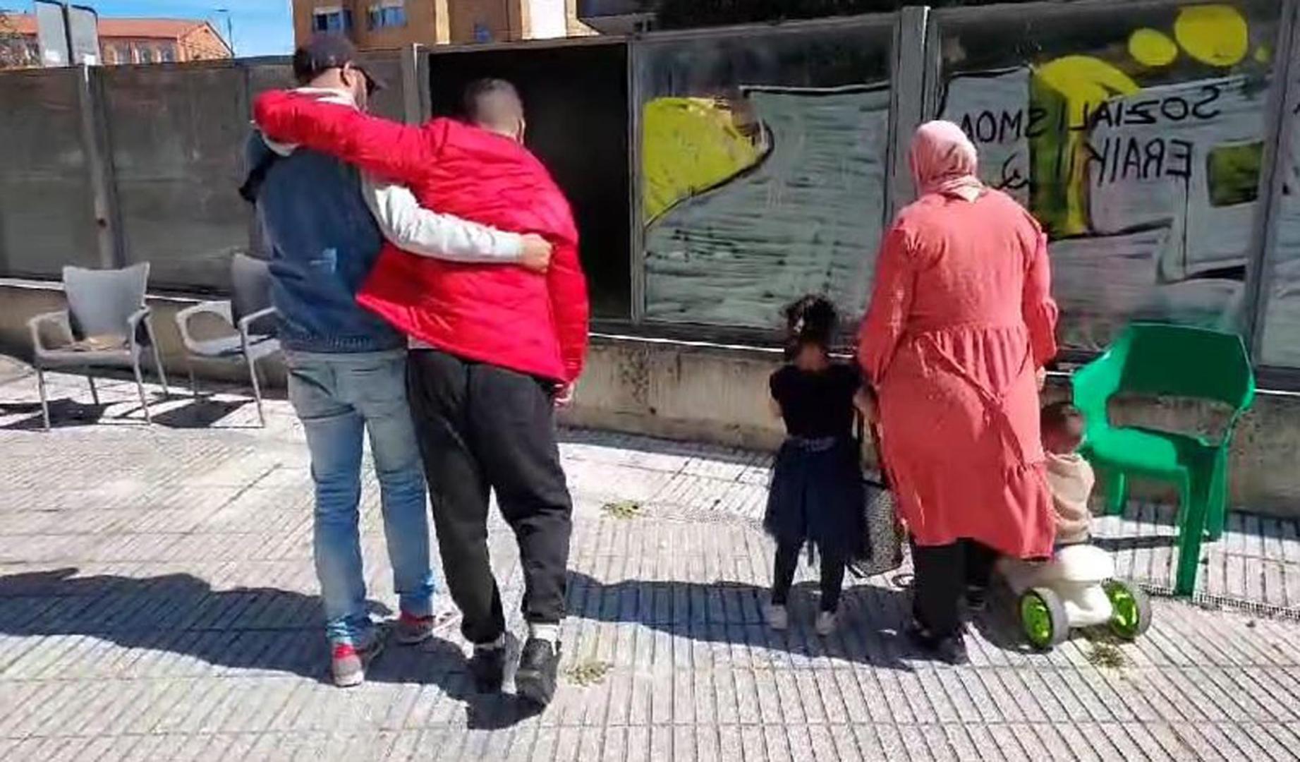 Vídeo de Youssef, agarrado por el traductor para que no pierda el equilibrio, junto a su familia