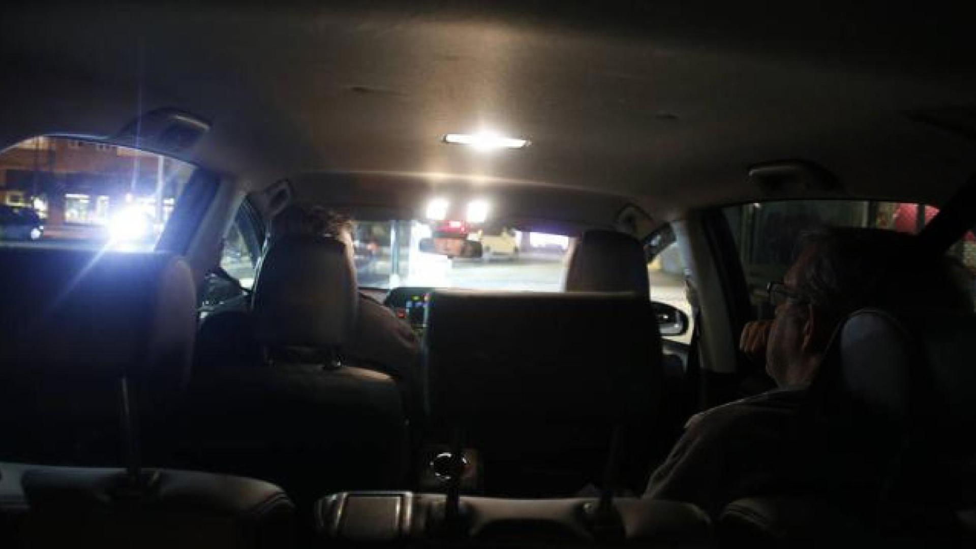 Una persona viaja en un taxi