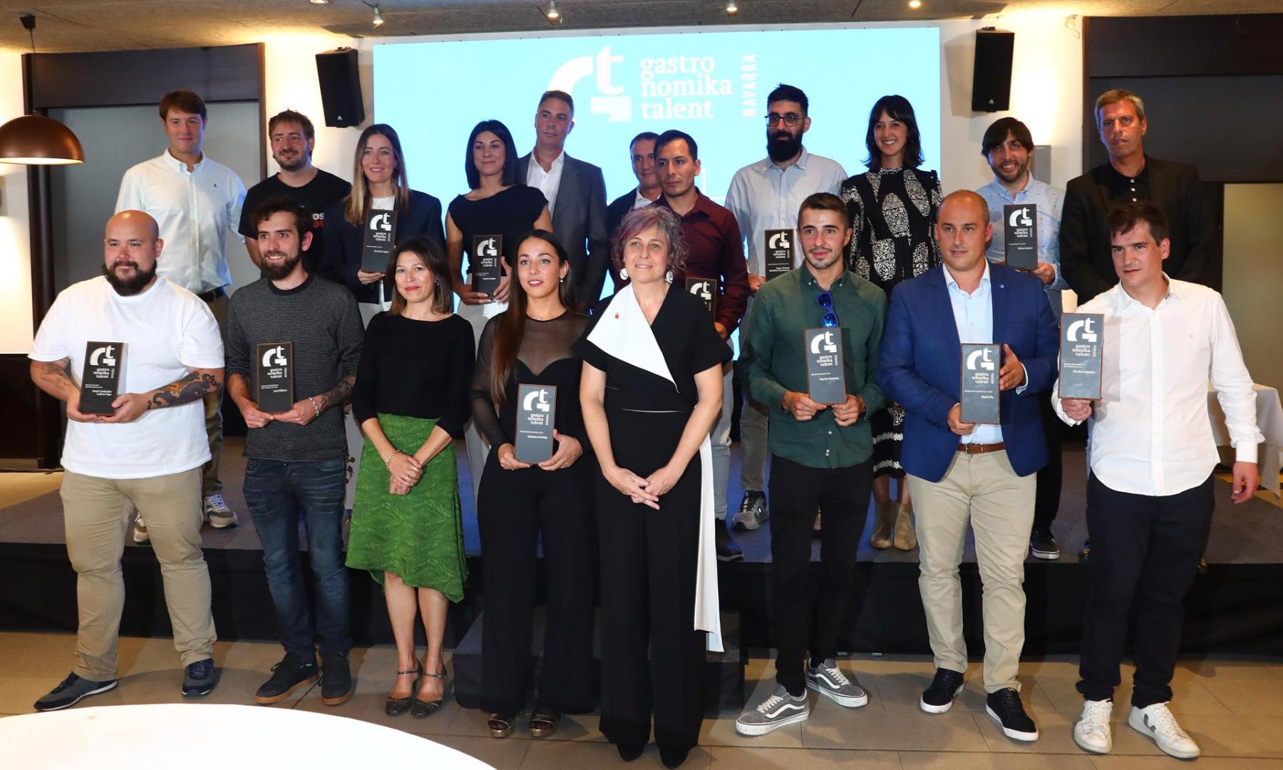 La consejera Esnaola y la directora general de Turismo, junto a las personas galardonadas y patrocinadores