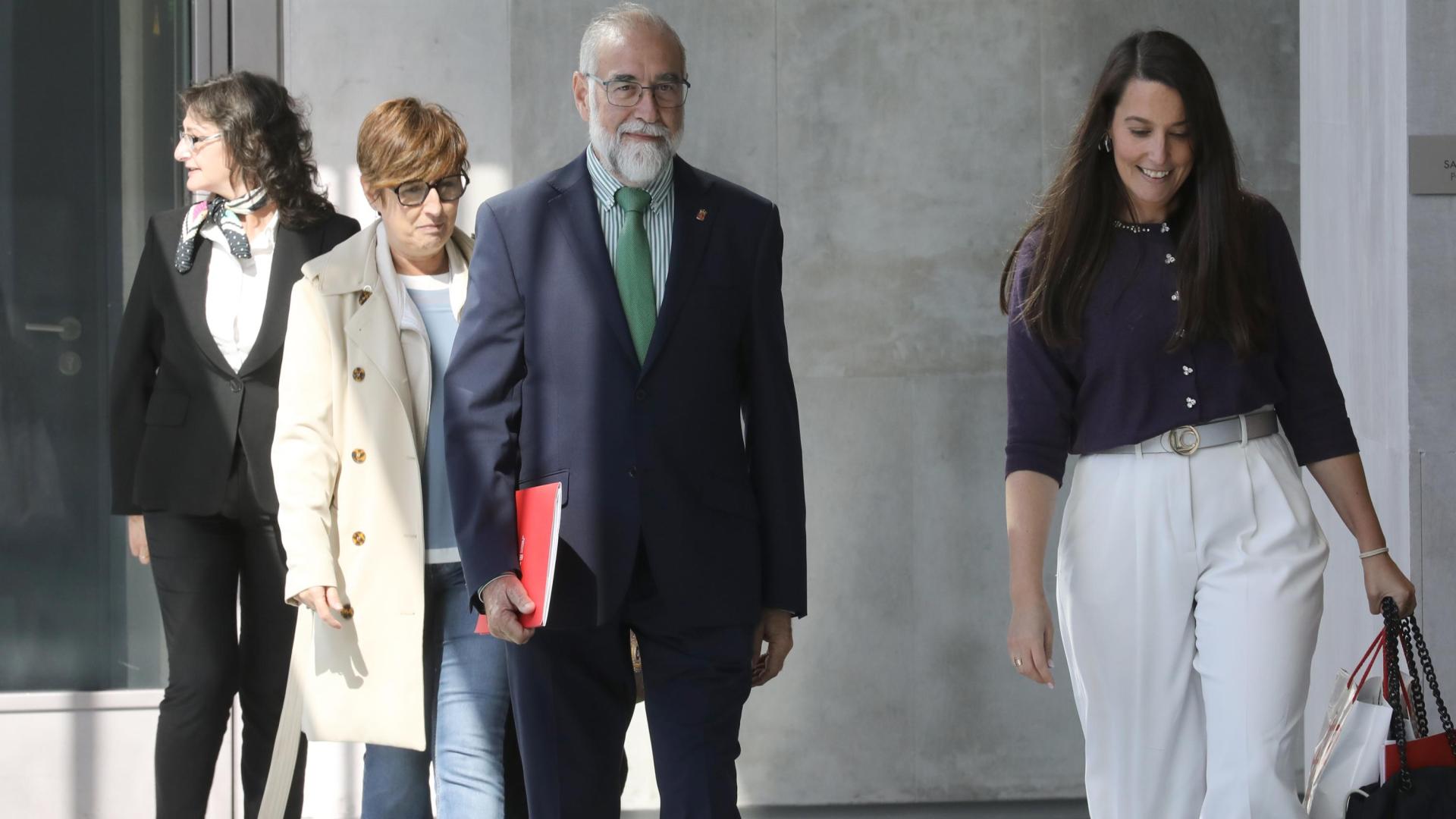Fernando Domínguez llega al Parlamento con Geno Ochando, jefa de Humanización, e Inés Royo