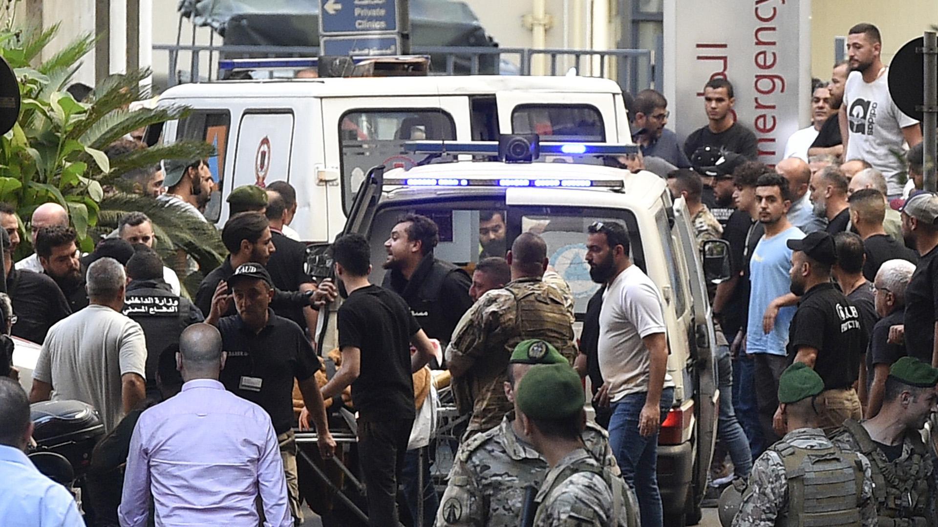 Trasladan a una persona tras una de las explosiones registradas en Beirut