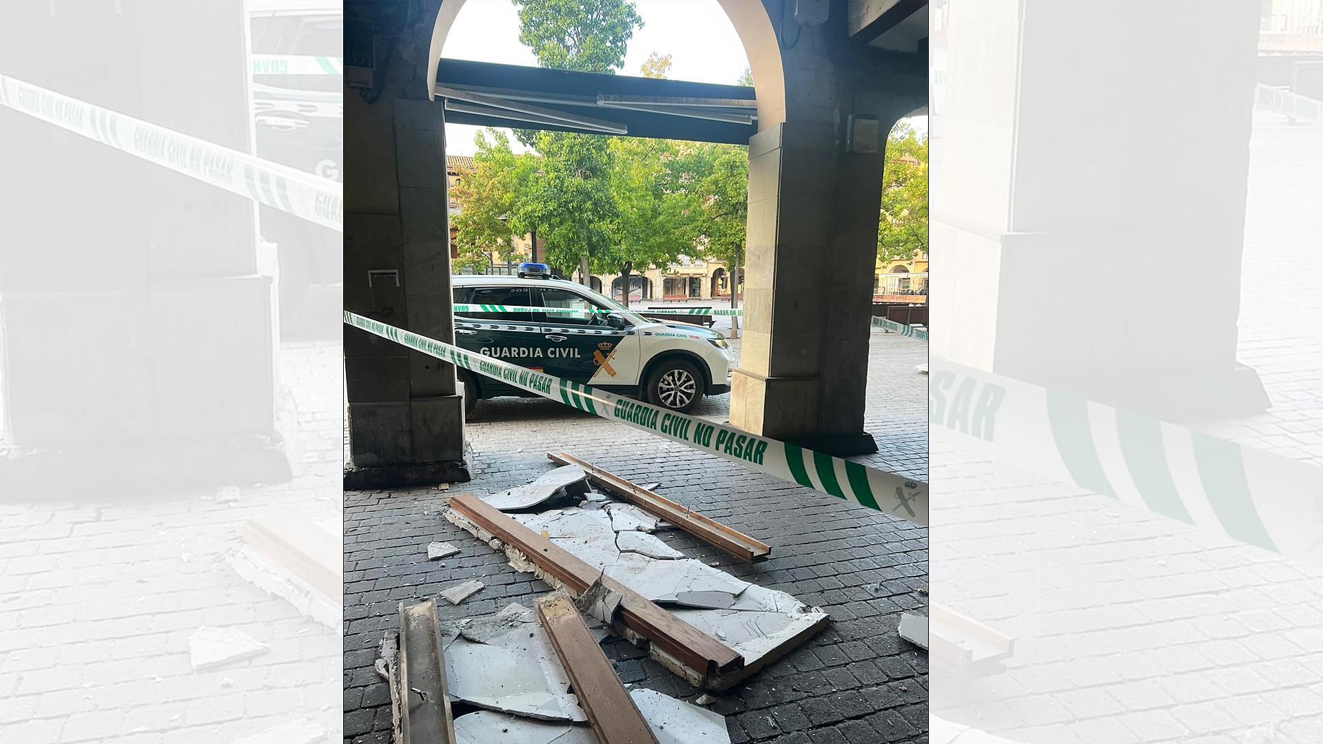 Parte de los restos que cayeron al suelo en los soportales de la Plaza de los Fueros de Estella