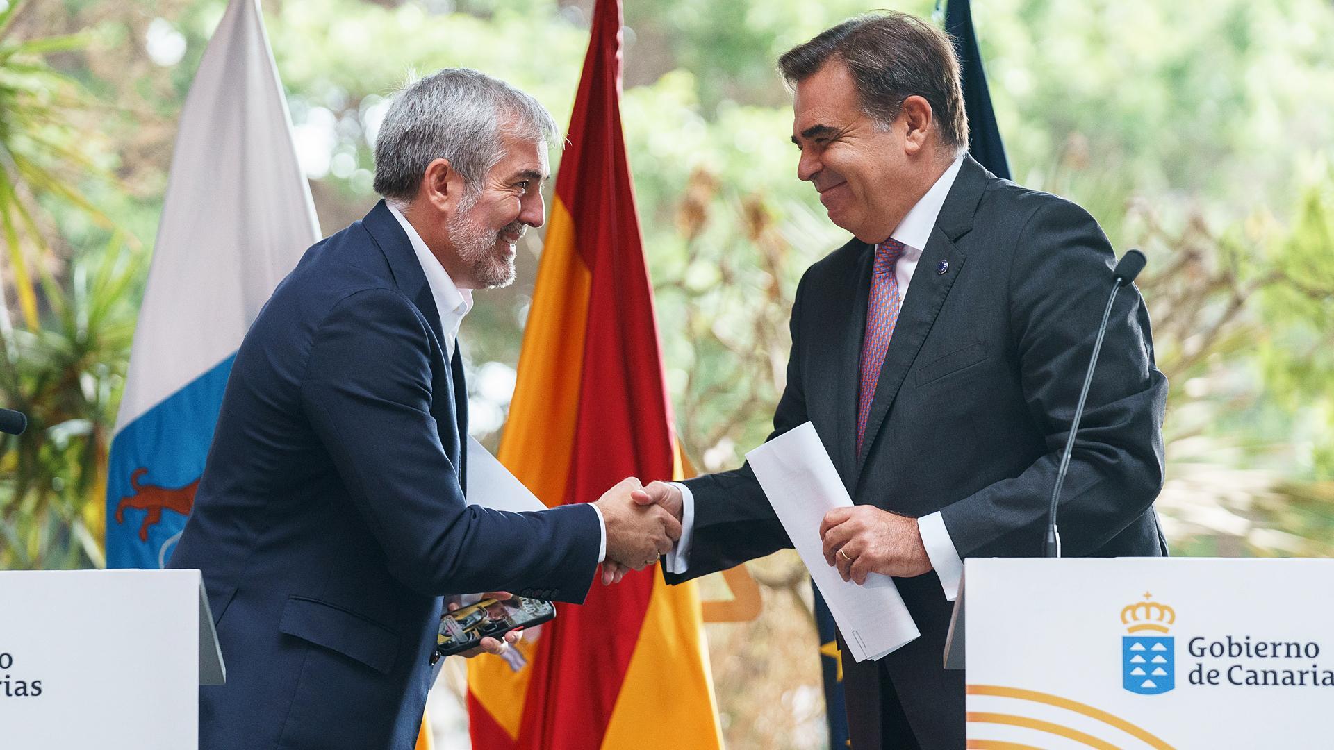 El presidente canario, Fernando Clavijo (izda.) estrecha la mano del vicepresidente de la Comisión Europea, Margaritis Schinas durante la visita a Canarias