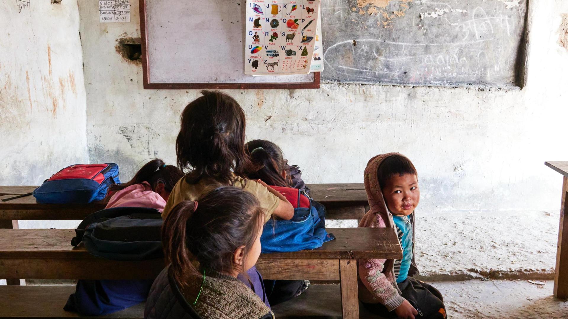 Uno de los alumnos en la escuela de Seduwa (Nepal) con la que la fundación está colaborando