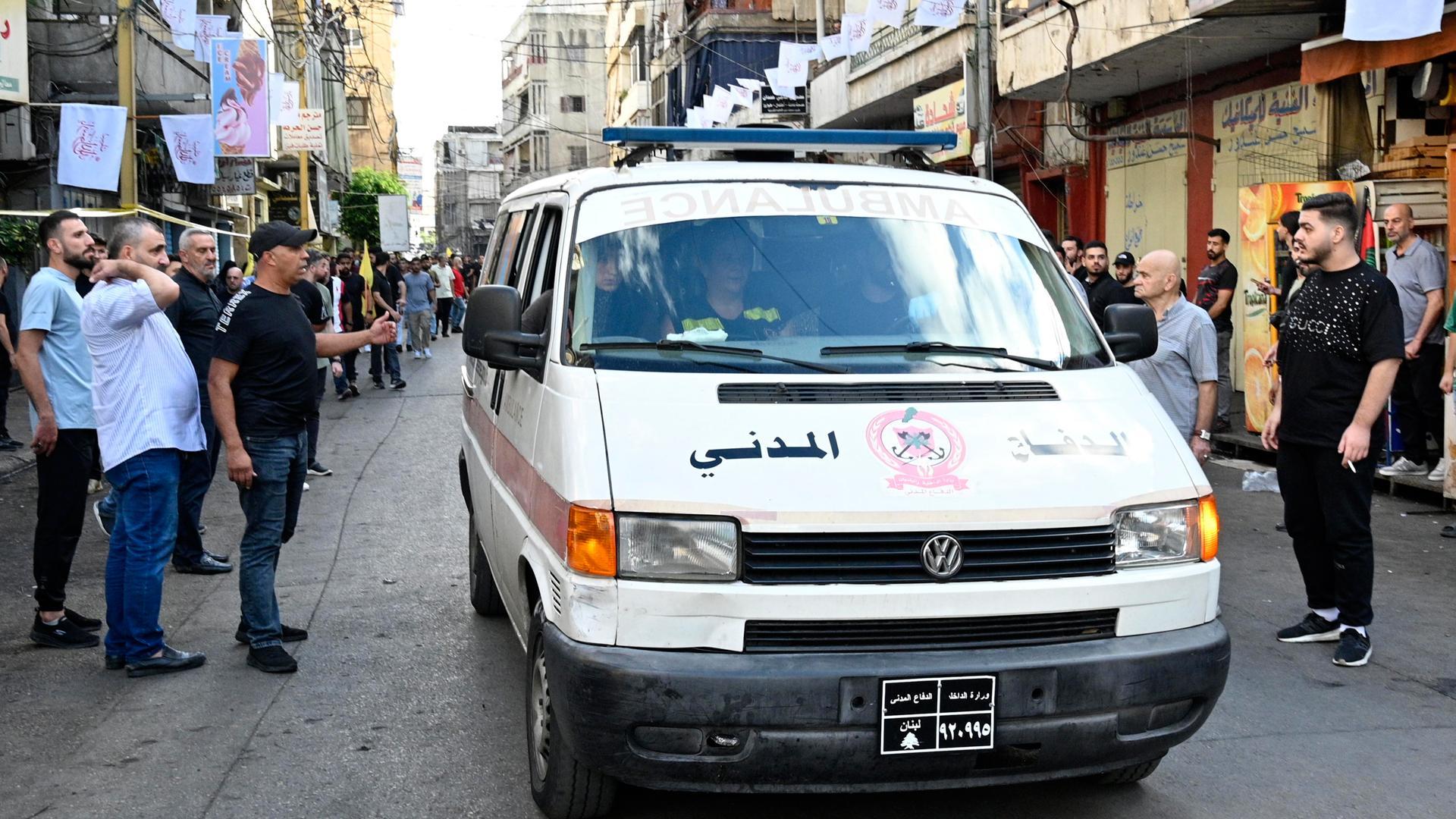 Imagen de una ambulancia en las calles de Beirut, Líbano