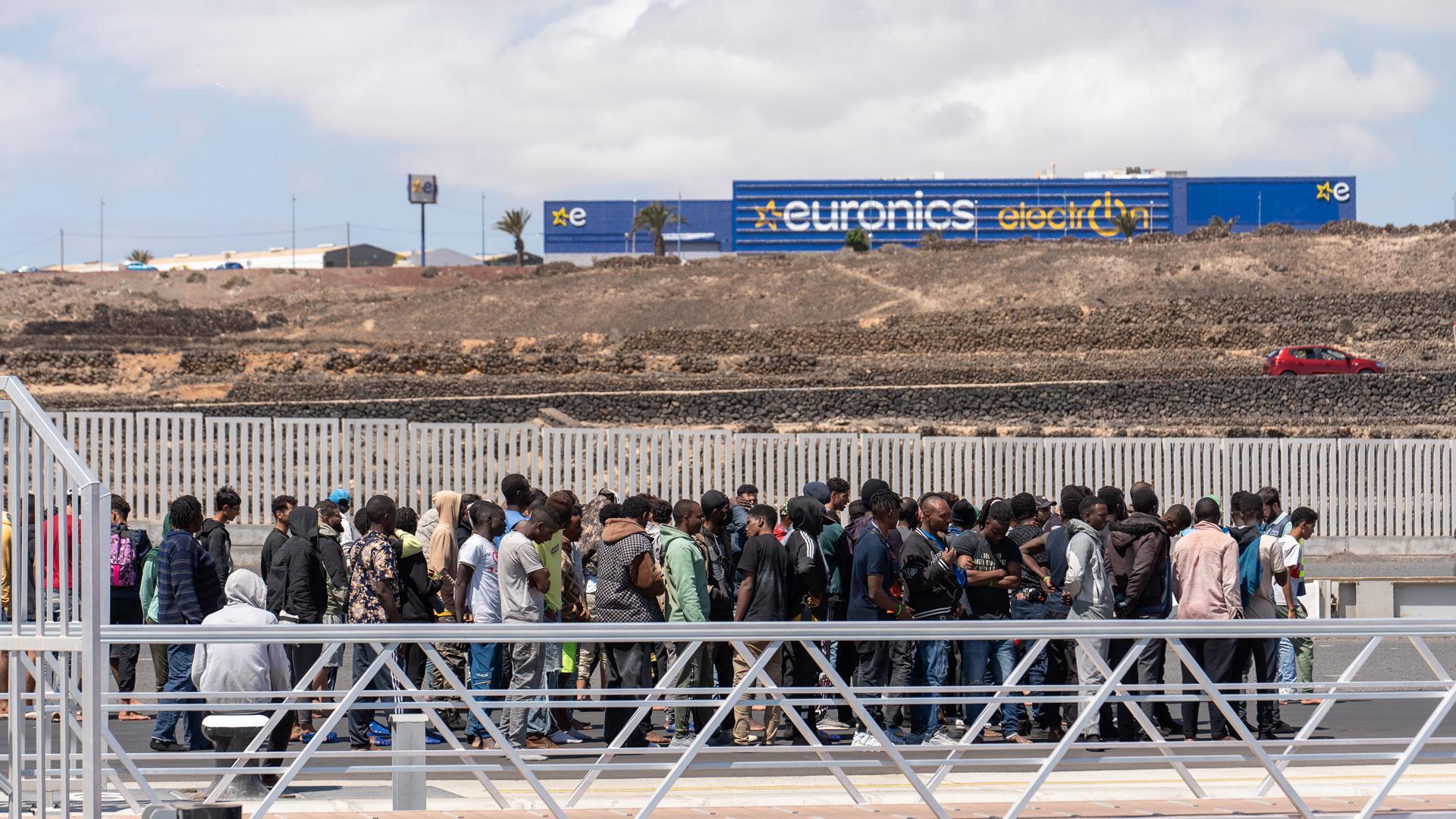 Varios migrantes en el muelle de Puerto Naos, en Arrecife, Lanzarote