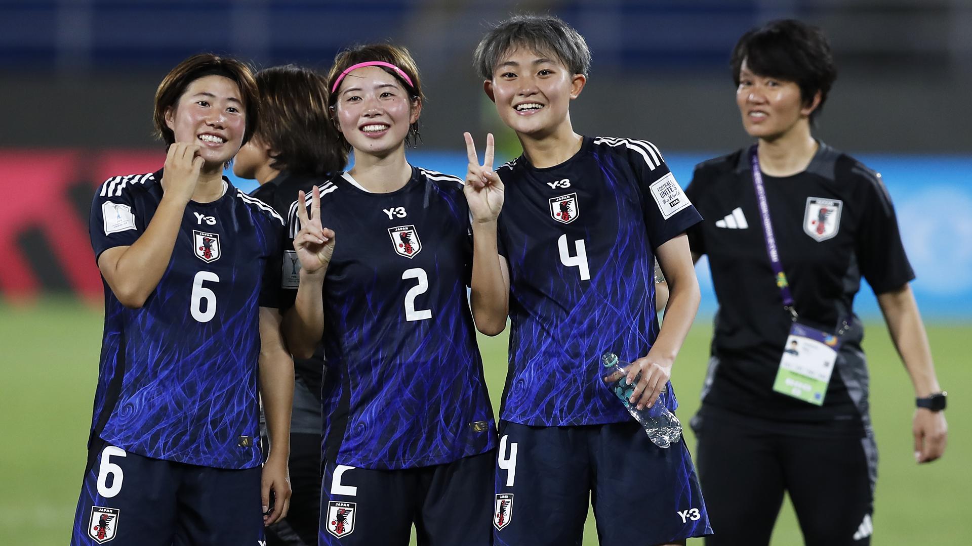 Tres de las japonesas celebran el pase al Mundial Sub 20 de Colombia tras derrotar a Países Bajos por 2-0