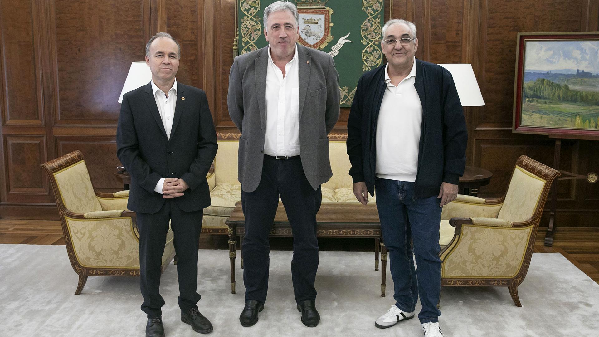 De izda. a dcha., Francisco J. Arregui, Joseba Asiron y Alfredo Asiáin durante la firma del convenio en el Ayuntamiento de Pamplona