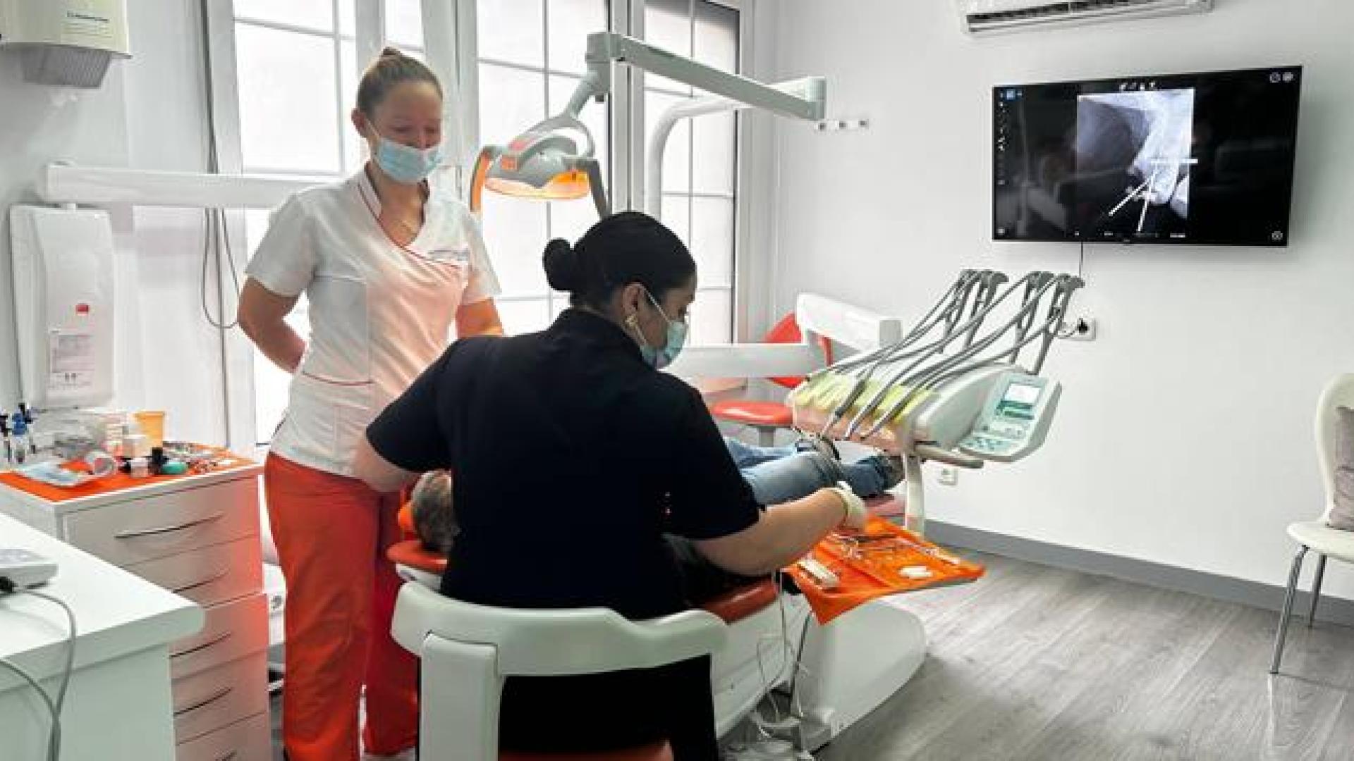 Doctora e higienista atienden a un paciente en la clínica Sonrisalud de Carlos III