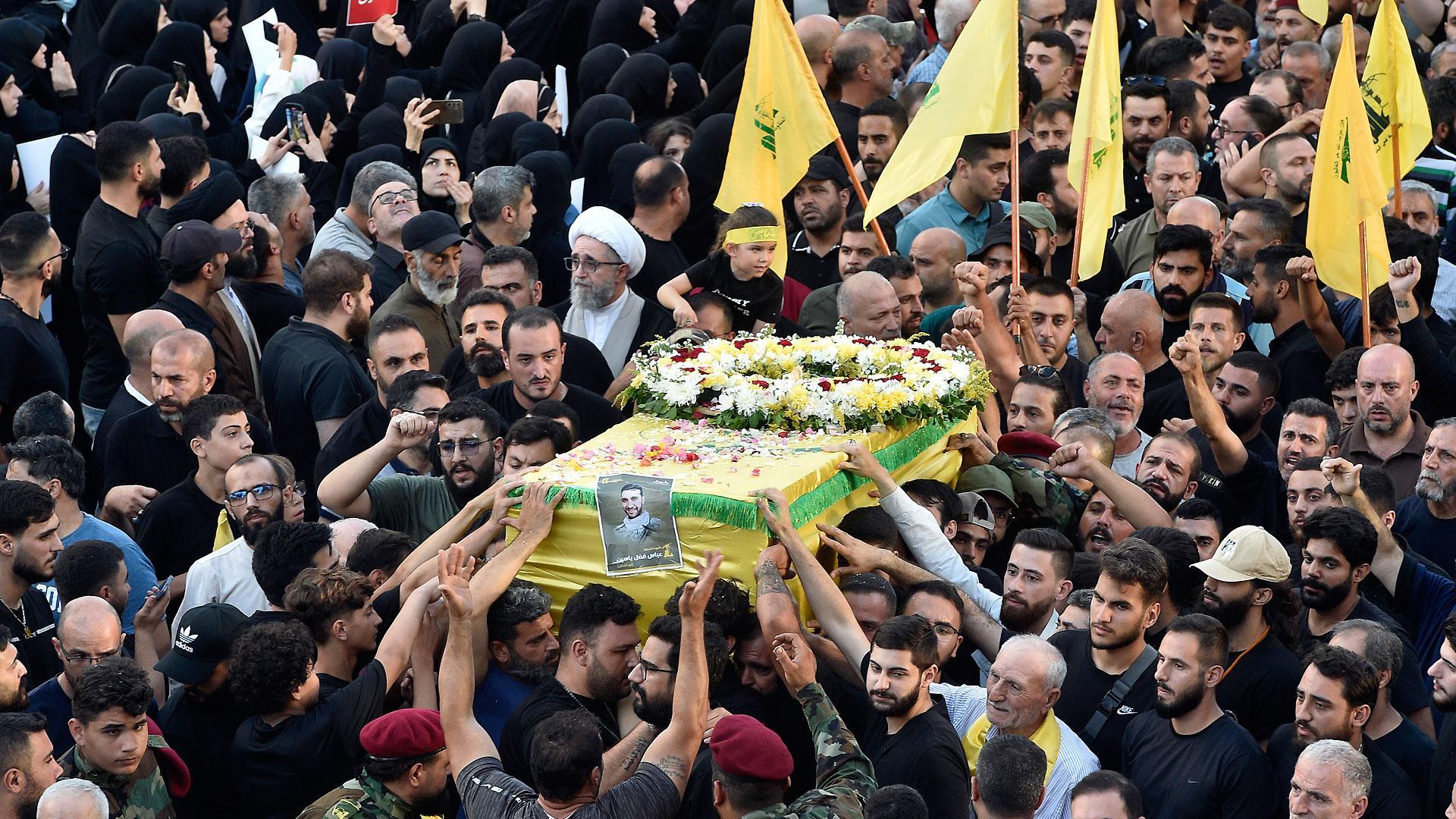Decenas de personas portan el ataúd de una de las personas fallecidas por las explosiones en cadena de Beirut