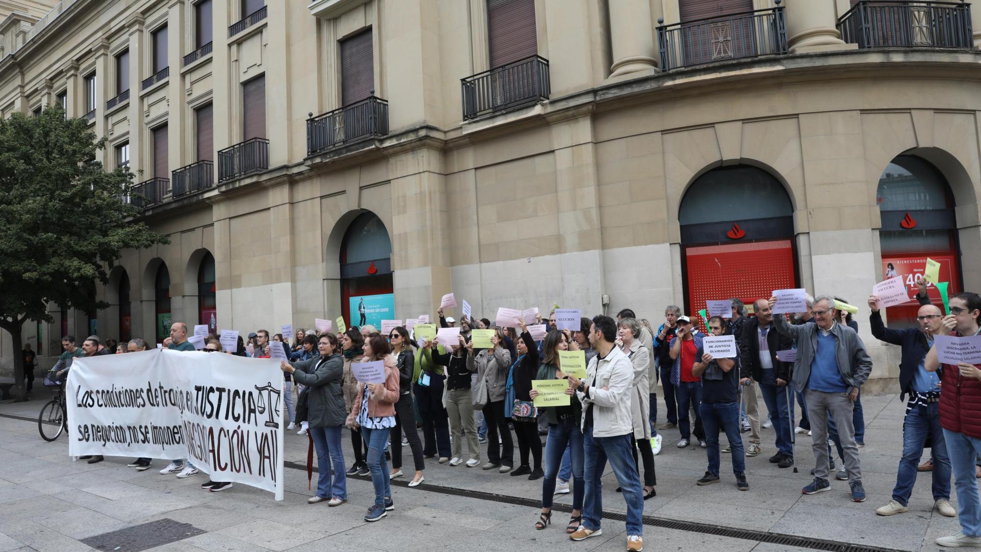 Los funcionarios, durante la concentración frente al Palacio de navarra