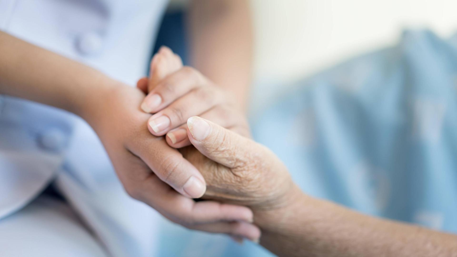 Un sanitario atiende a un paciente