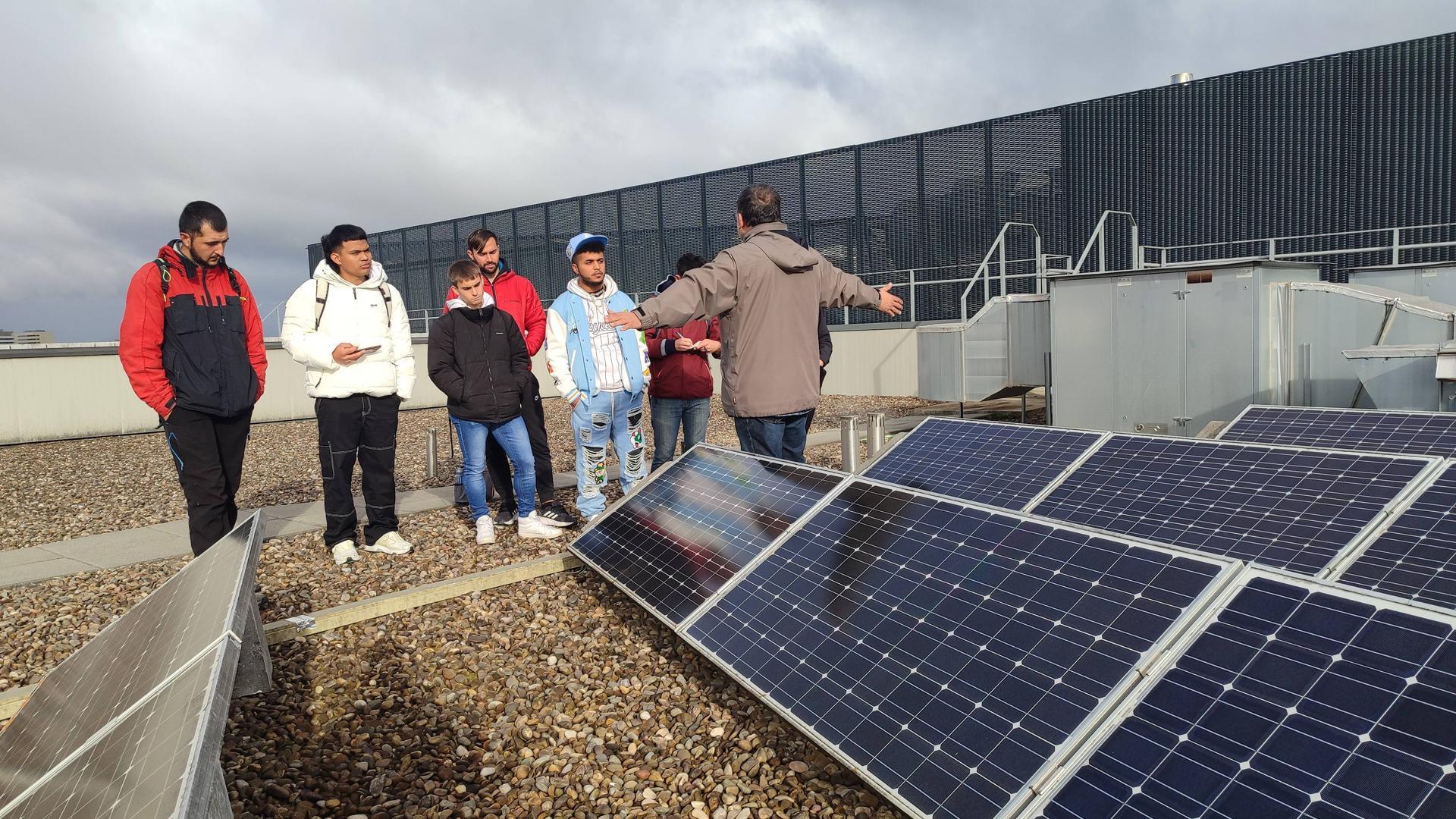Los jóvenes de Pamplona atienden en una sesión formativa junto a paneles solares