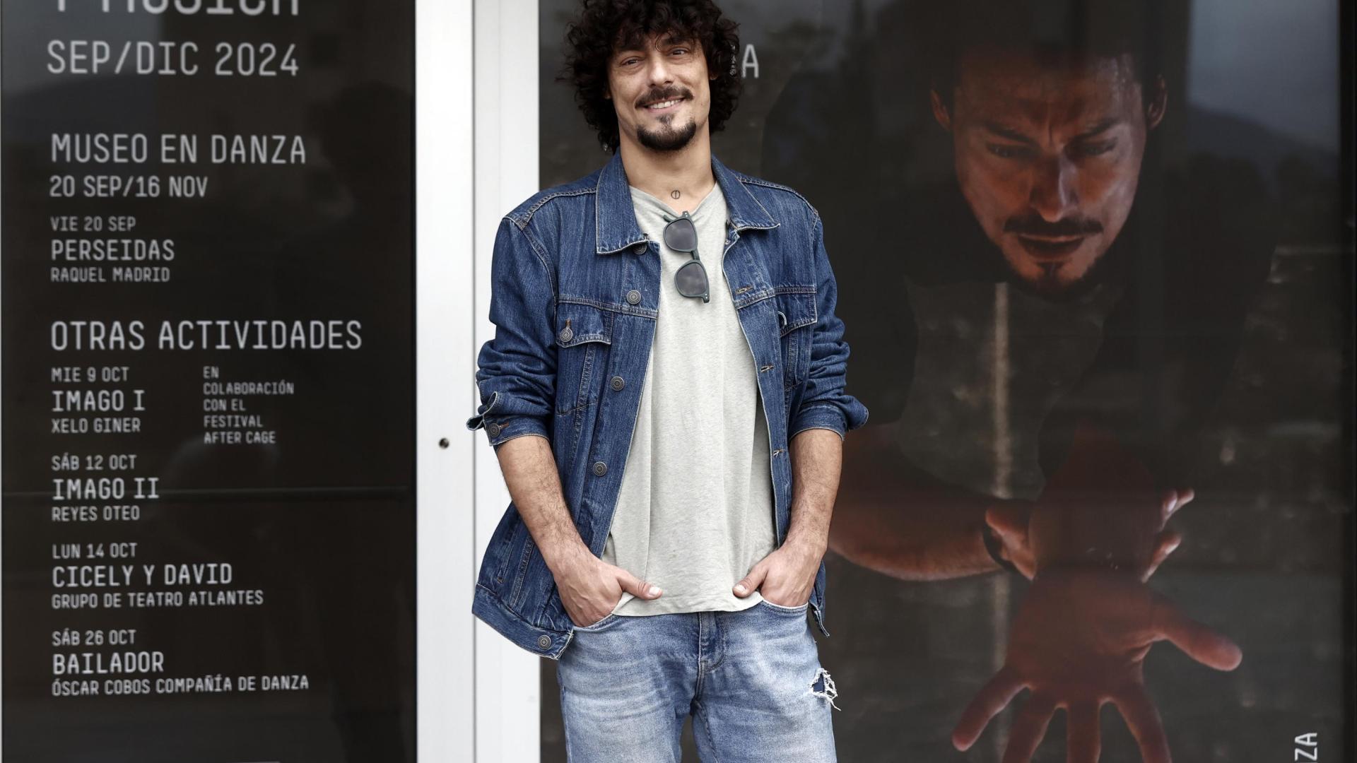 Jesús Carmona, el pasado jueves en el Museo Universidad de Navarra junto al cartel de 'Súper viviente'