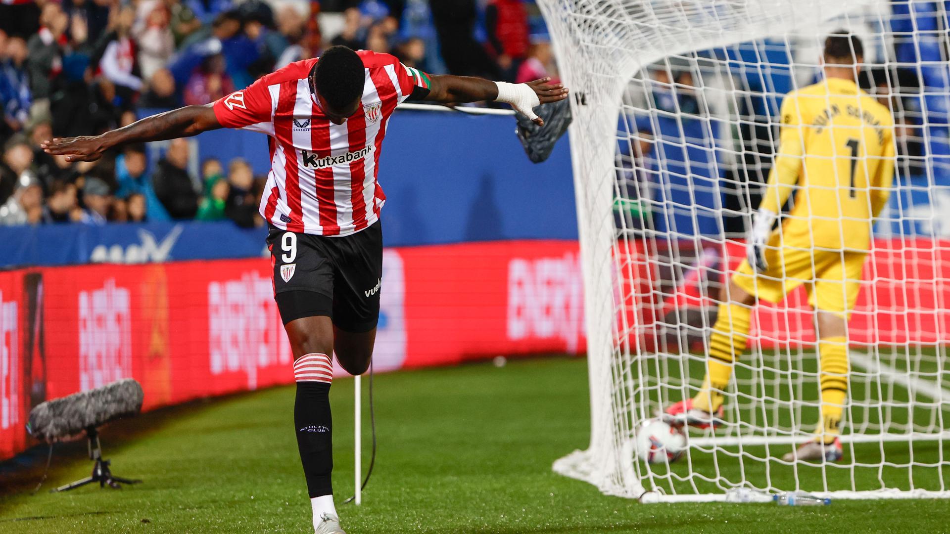 El delantero del Athletic Club, Nico Williams, celebra el segundo gol del equipo bilbaino