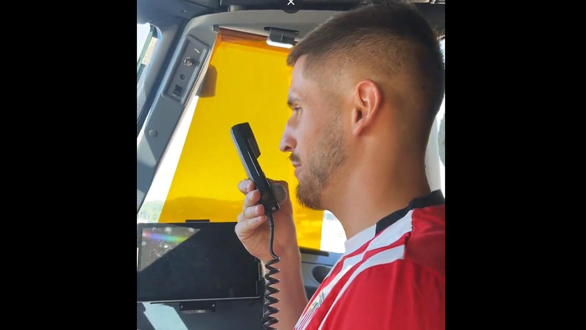 Oihan Sancet se dirige a los pasajeros del vuelo en el vídeo de anuncio de ampliación de patrocinio de Vueling con el Athletic Club