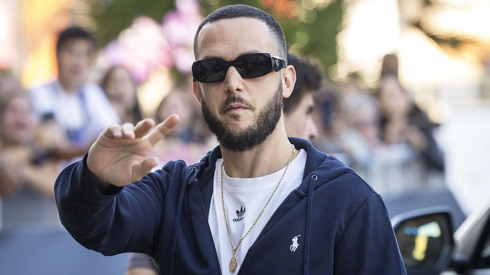El músico Antón Álvarez, conocido como C. Tangana, a su llegada al hotel donde se alojan los participantes en el 72 Festival de Cine de San Sebastián