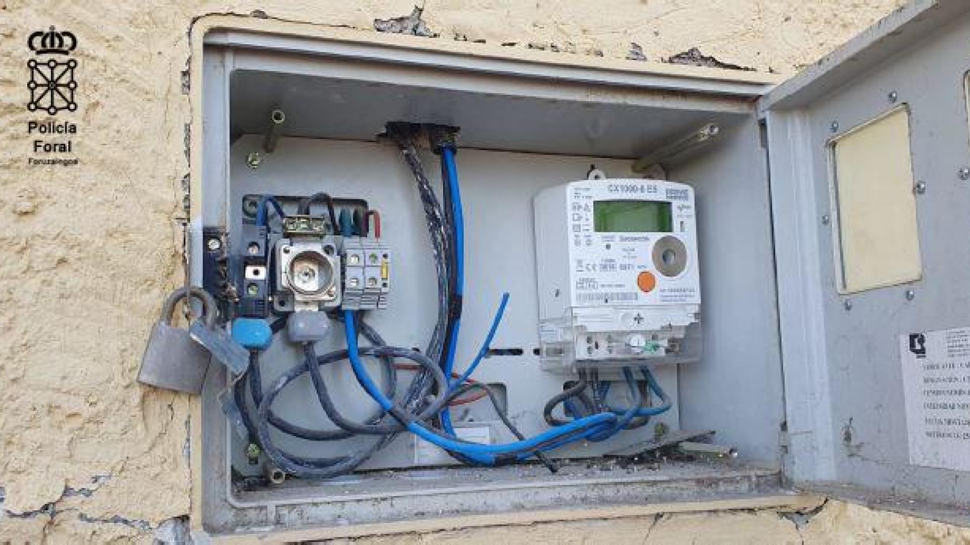Cuadro de luz manipulado por okupas en Ablitas