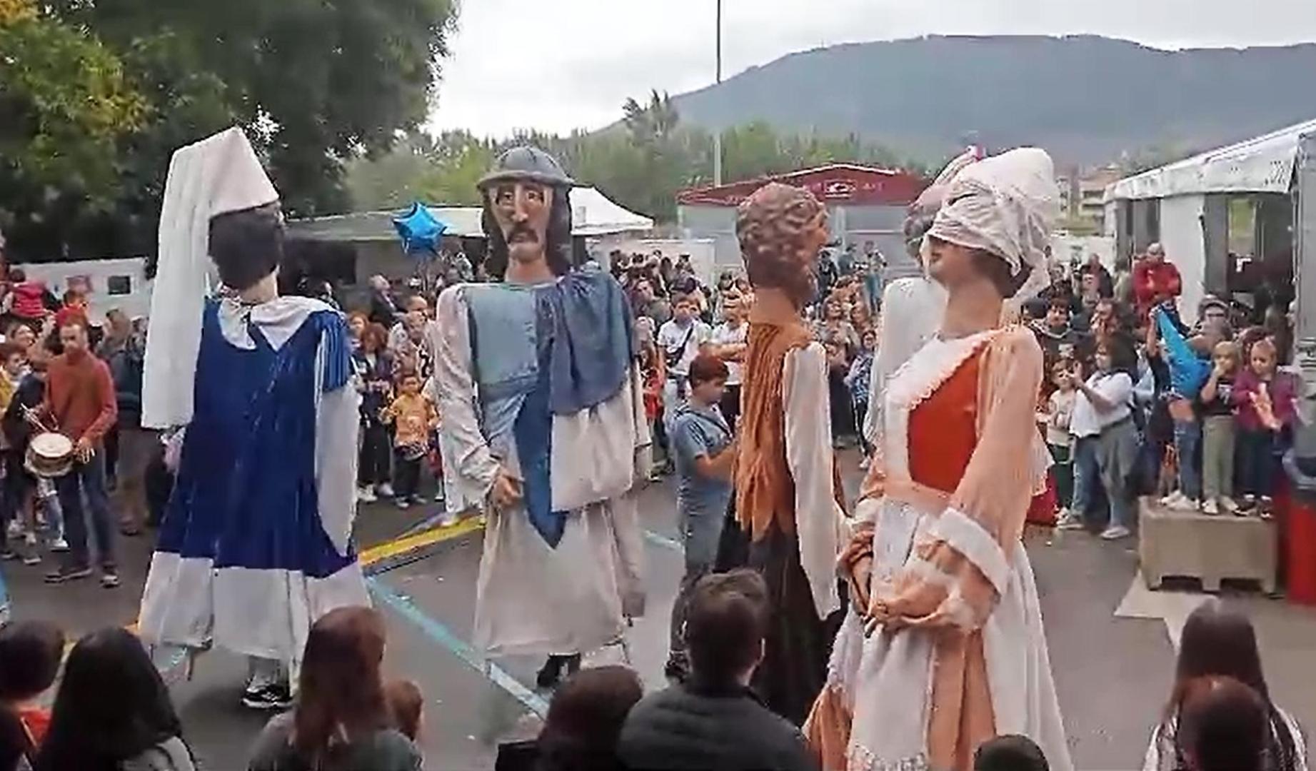 Vídeo con el baile de la Comparsa del Casco Viejo en el cohete de San Fermín Txikito