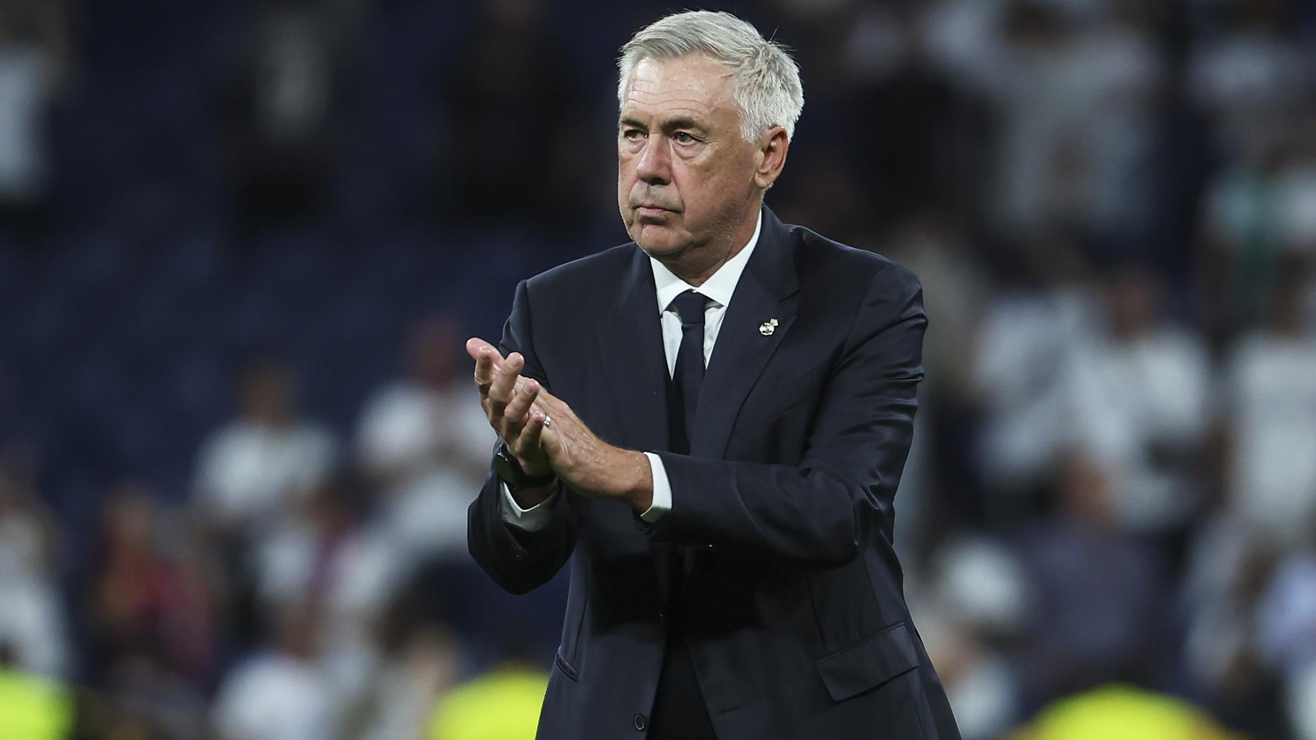 Carlo Ancelotti aplaude una jugada durante el Real Madrid-Stuttgart de la Champions