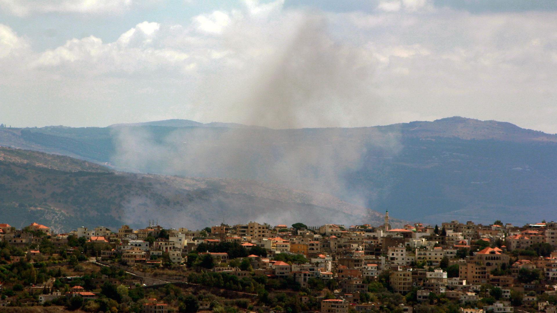 Columna de humo en la localidad de Khiyam, cerca de la frontera entre Líbano e Israel