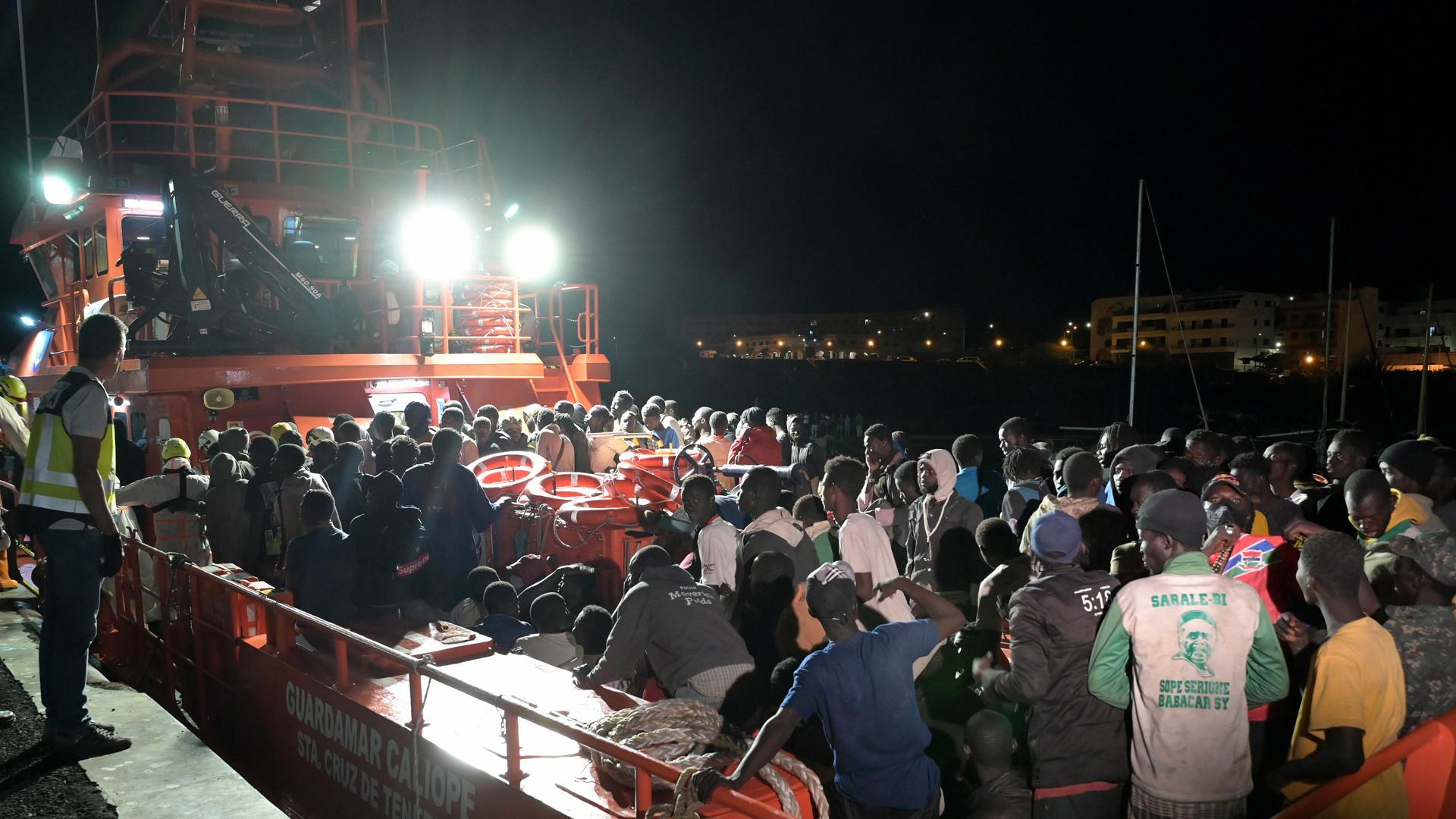 Dos embarcaciones de Salvamento Marítimo, la Salvamar Adhara y la Guardamar Caliope, desembarcan en el puerto de La Restinga, en El Hierro, a 327 inmigrantes subsaharianos rescatados de dos cayucos localizados en el Atlántico, en aguas al sur de la isla