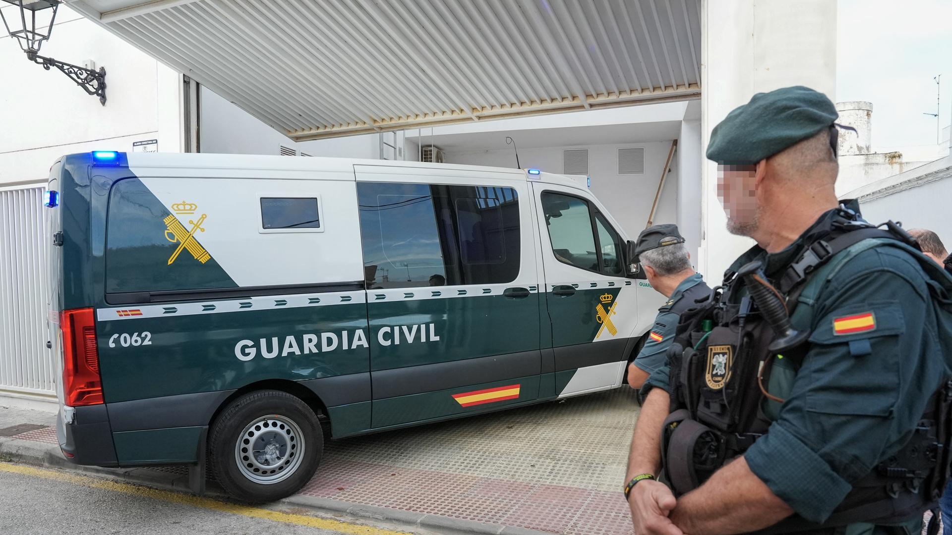 El furgón que traslada a Karim El Baqqali, a su llegada a la sede de los juzgados de Barbate (Cádiz)