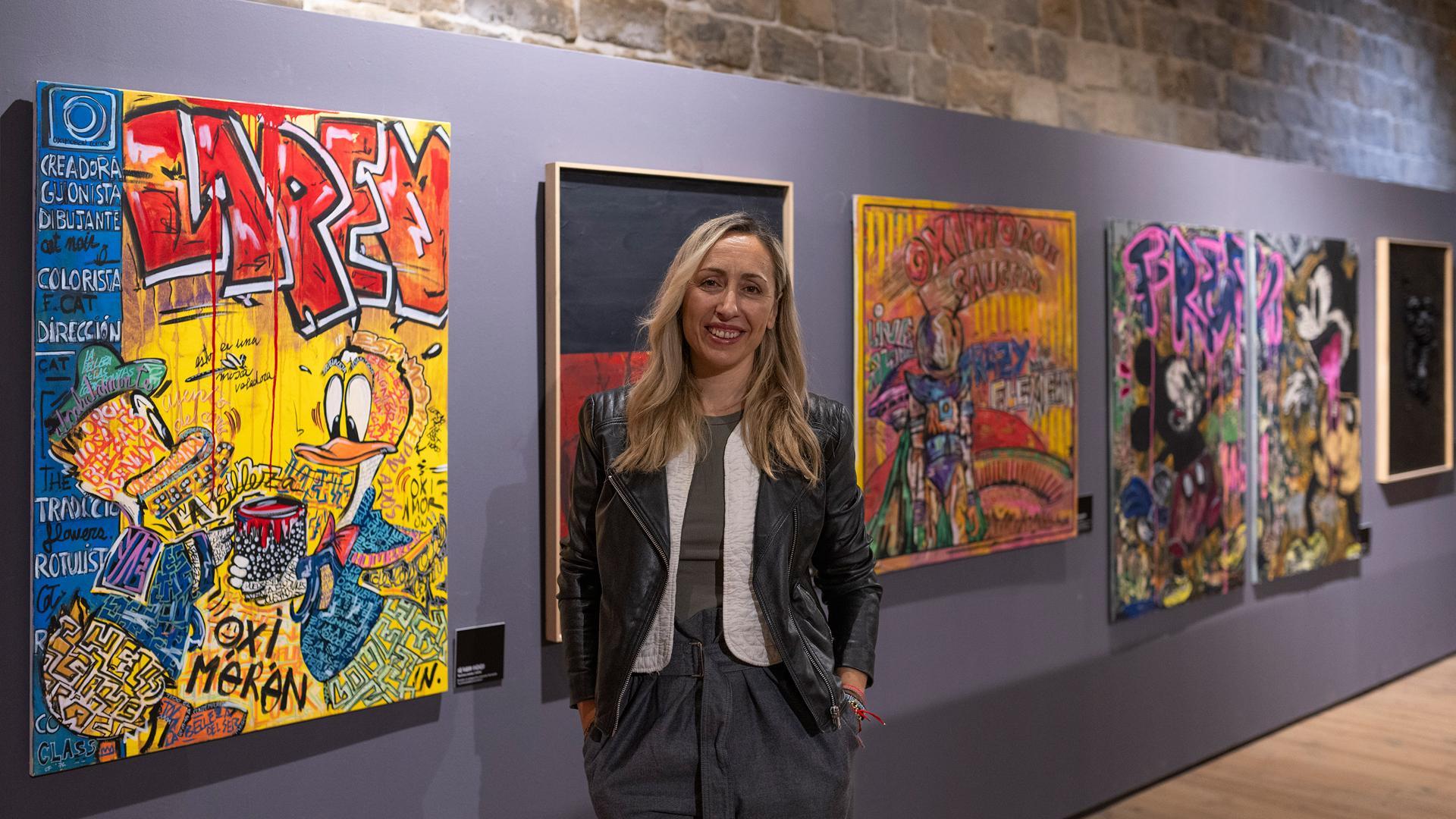 La artista Cristina Navarlaz posa en la exposición ‘Oxímoron’ que se puede ver en la Sala Gótica del Condestable, en el marco del XV Salón del Cómic de Navarra